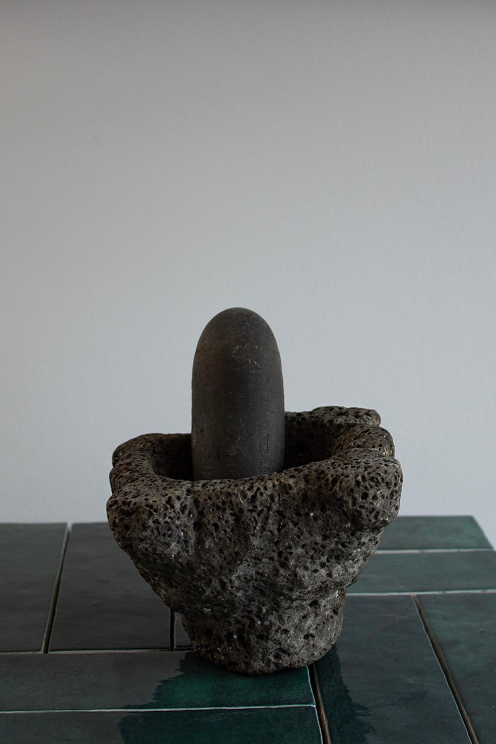Schwarzer schwarzer französischer Steinmortar mit Stein Stößel aus Stein (Französische Provence) im Angebot
