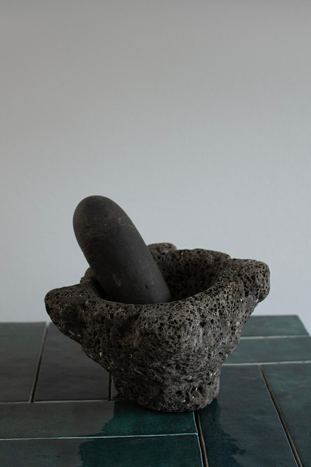Schwarzer schwarzer französischer Steinmortar mit Stein Stößel aus Stein (Unbekannt) im Angebot