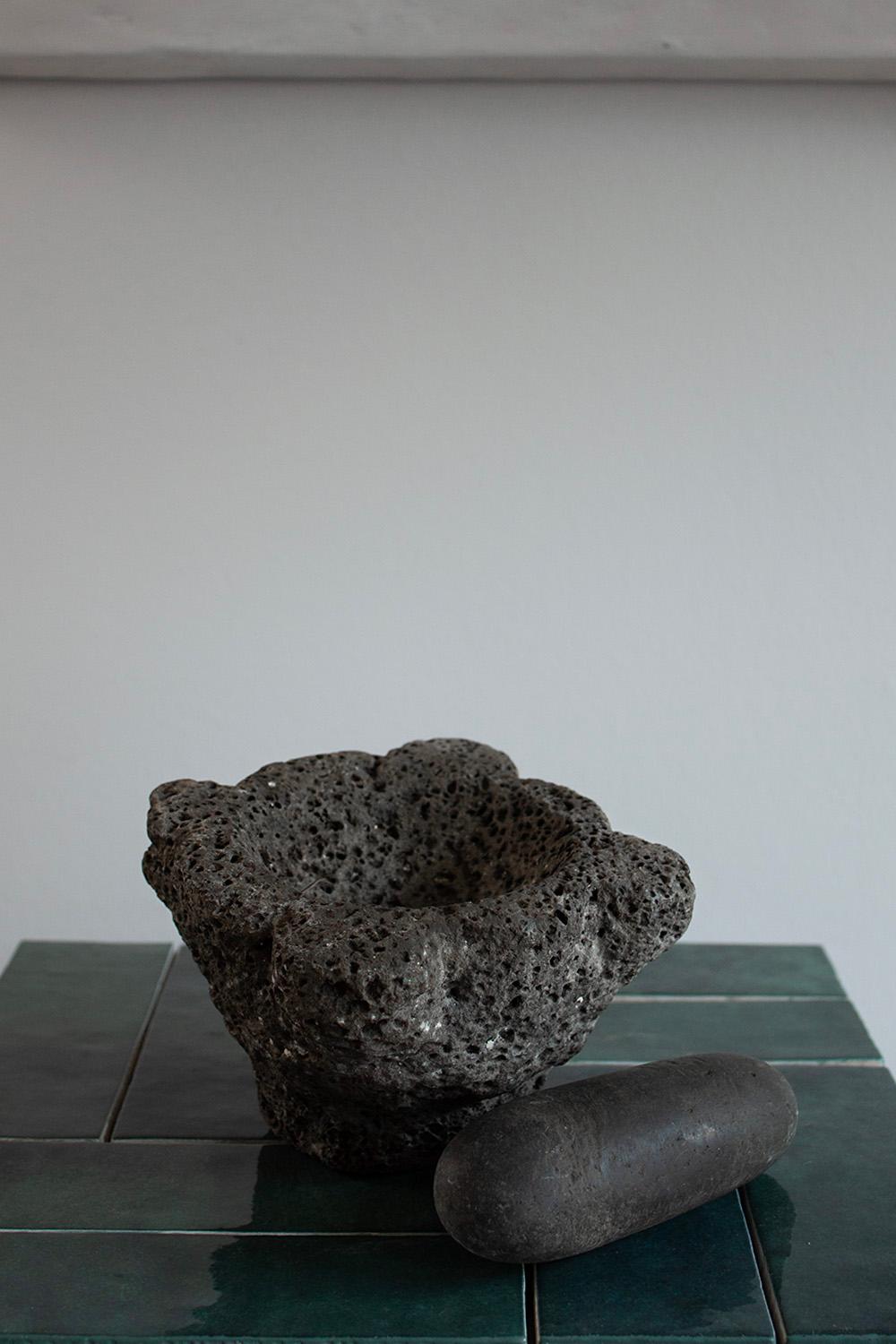 Small black French Stone Mortar with stone Pestle In Good Condition For Sale In Rümmingen, BW