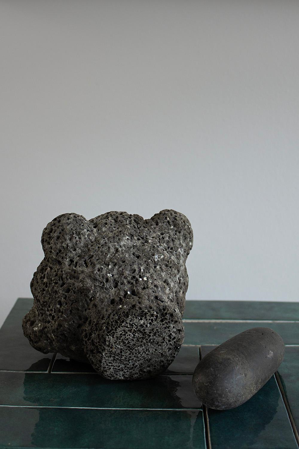 Schwarzer schwarzer französischer Steinmortar mit Stein Stößel aus Stein (20. Jahrhundert) im Angebot