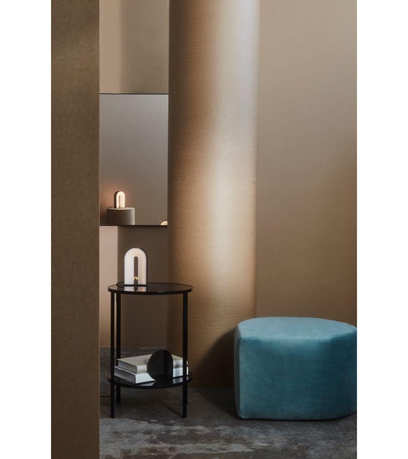 Poudré Petite table d'appoint contemporaine en verre noir en vente