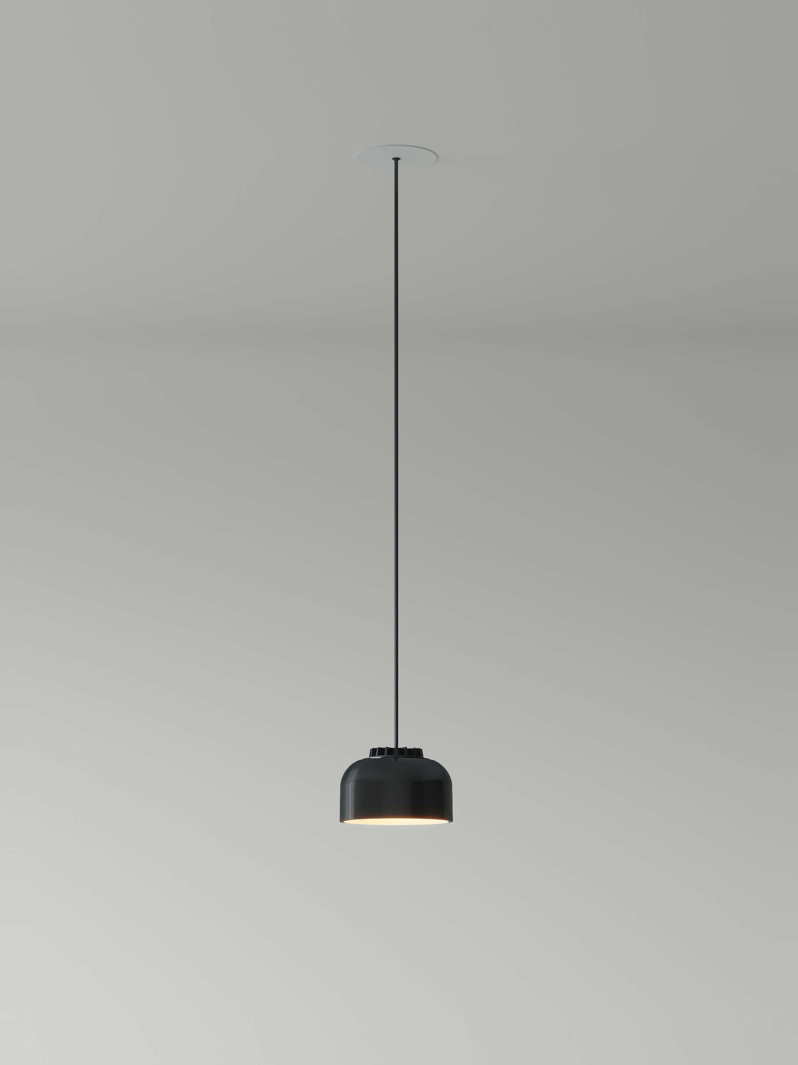 Small black headHat bowl pendant lamp by Santa & Cole
Dimensions: D 14 x H 9 cm
Materials: Metal, ceramic.
Cable lenght: 3mts.
Available in white or black ceramic. Available in 2 cable lengths: 3mts, 8mts.
Availalble in 2 canopy colors: black