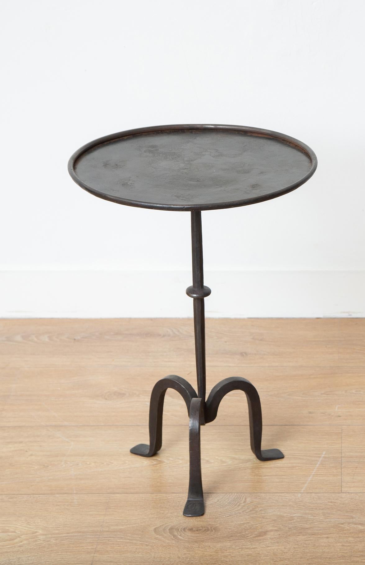 Small Martini Side Table in Wrought Iron, in stock
Hammered and forged iron
Hand Made in France
Warm black patina that gives it a timeless aesthetic.
Available as pair, priced individually
