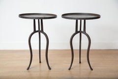 Petites tables d'appoint ou tables à boire en fer noir, en stock