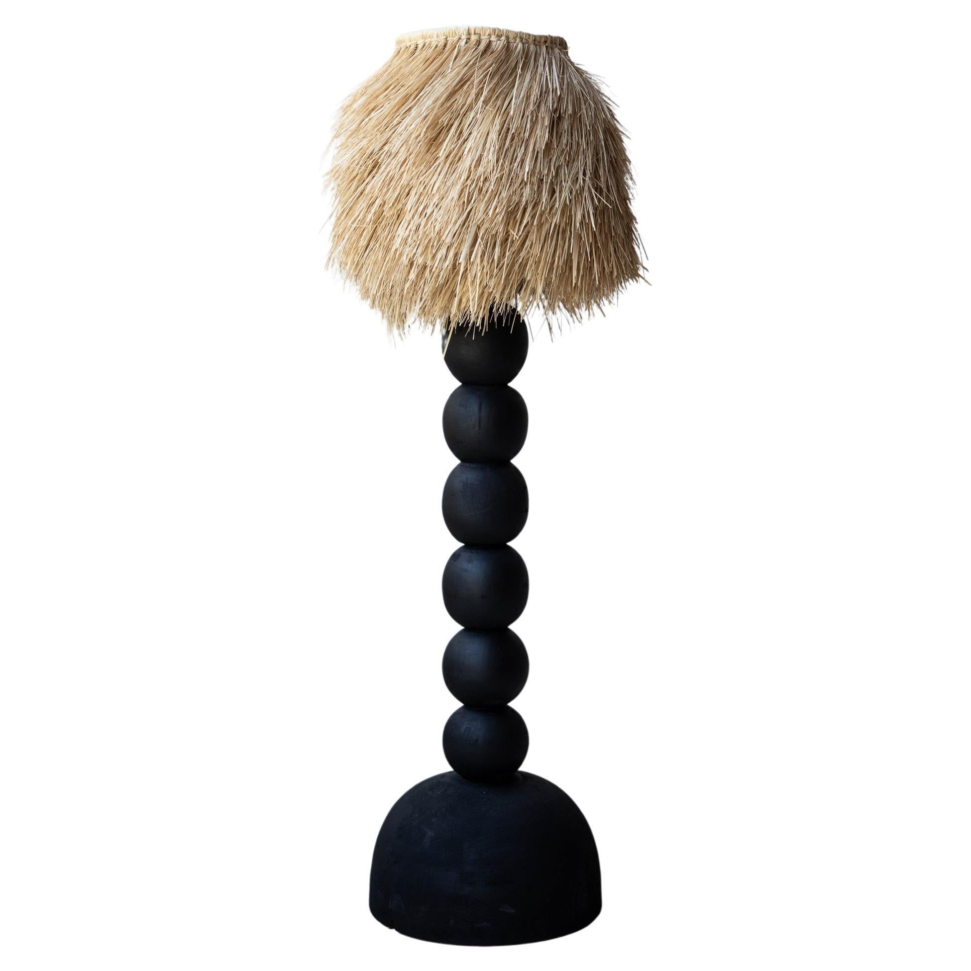 Kleine schwarze Jabin-Holz-Stehlampe mit Palmenschirm von Daniel Orozco