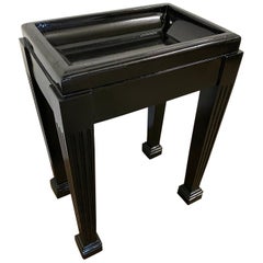 Pequeño soporte lacado en negro