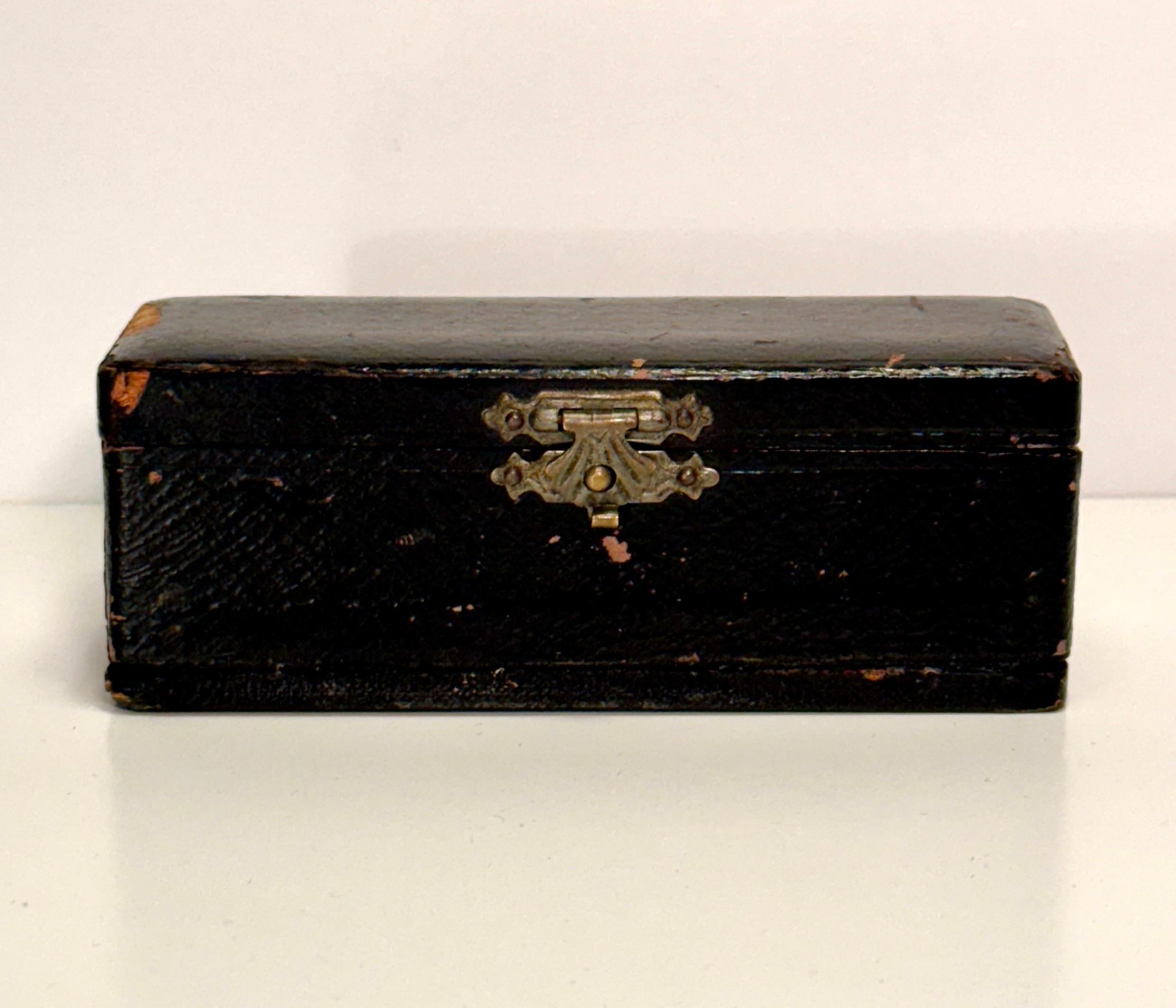 Anglais Petite boîte en cuir noir contenant un jeu de société Dominos, 28 pièces en vente