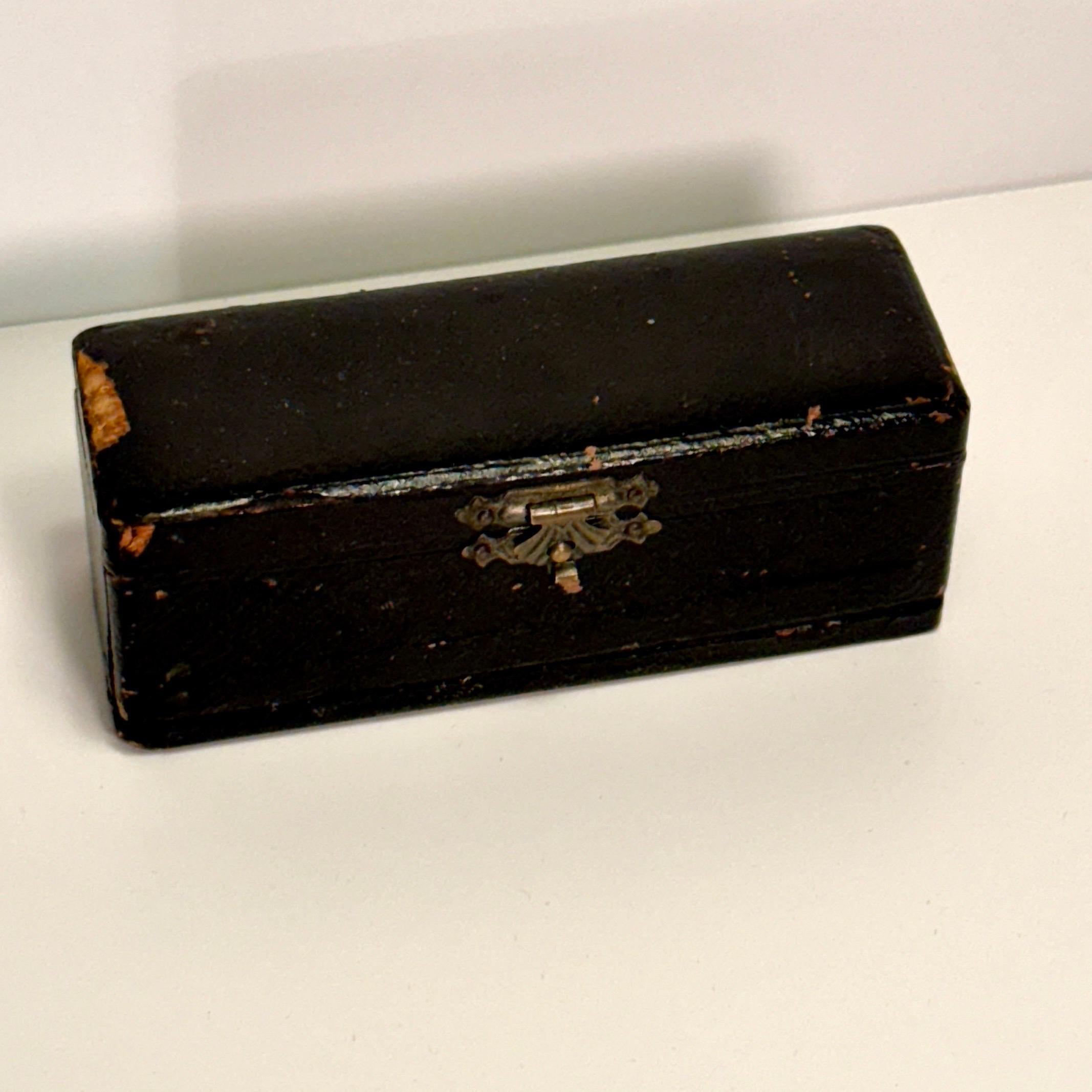Fait main Petite boîte en cuir noir contenant un jeu de société Dominos, 28 pièces en vente