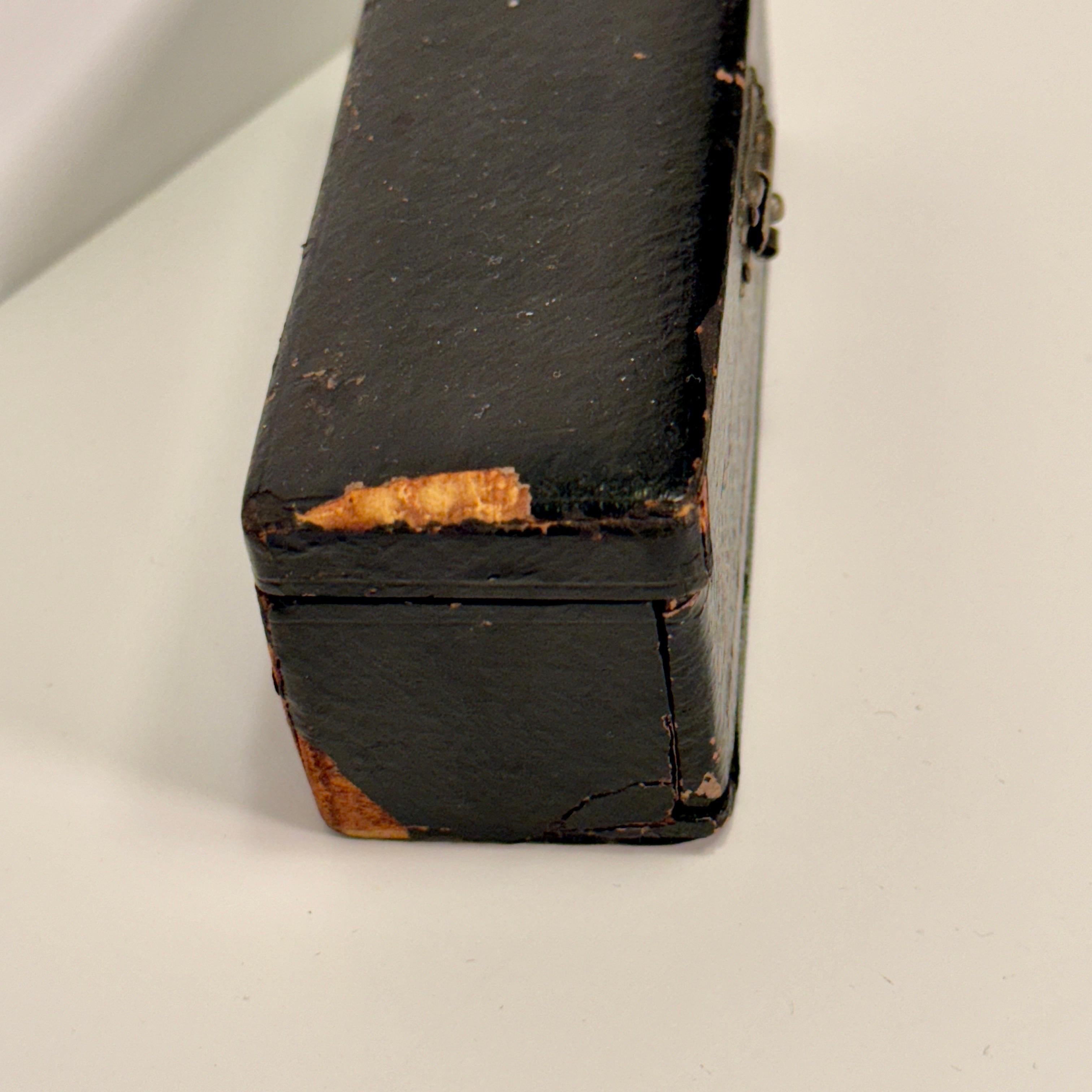 Petite boîte en cuir noir contenant un jeu de société Dominos, 28 pièces Bon état - En vente à Haddonfield, NJ