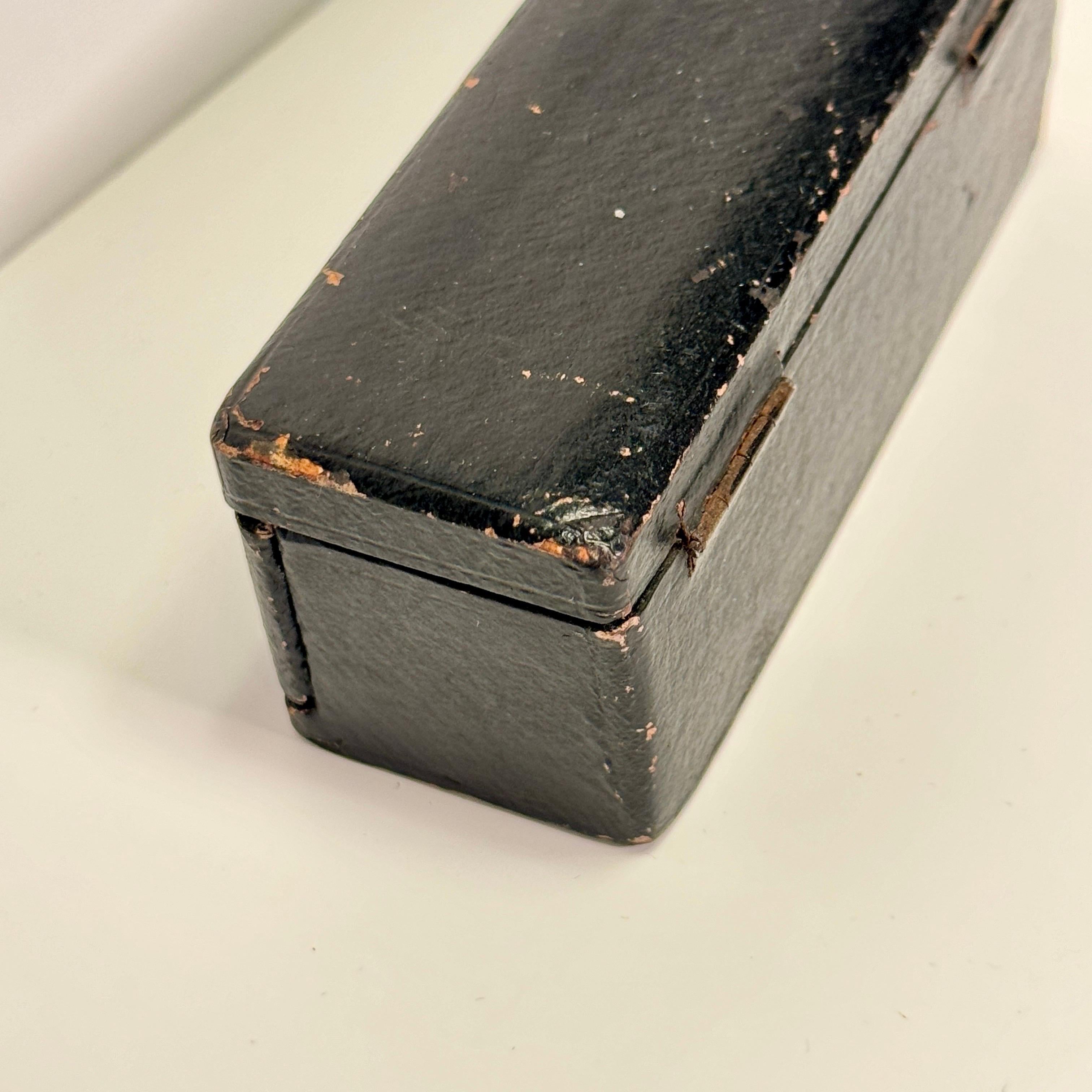 20ième siècle Petite boîte en cuir noir contenant un jeu de société Dominos, 28 pièces en vente
