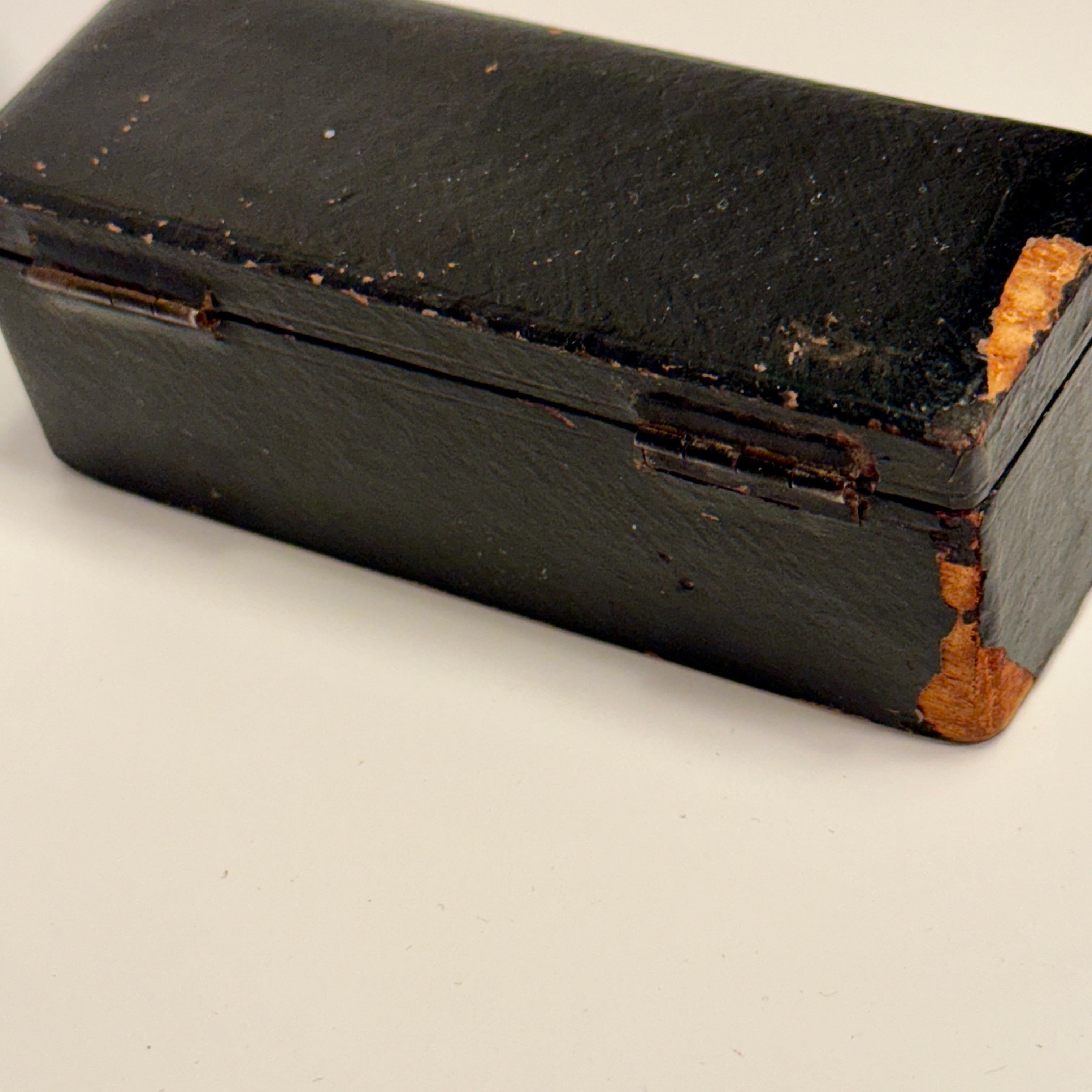 Cuir Petite boîte en cuir noir contenant un jeu de société Dominos, 28 pièces en vente