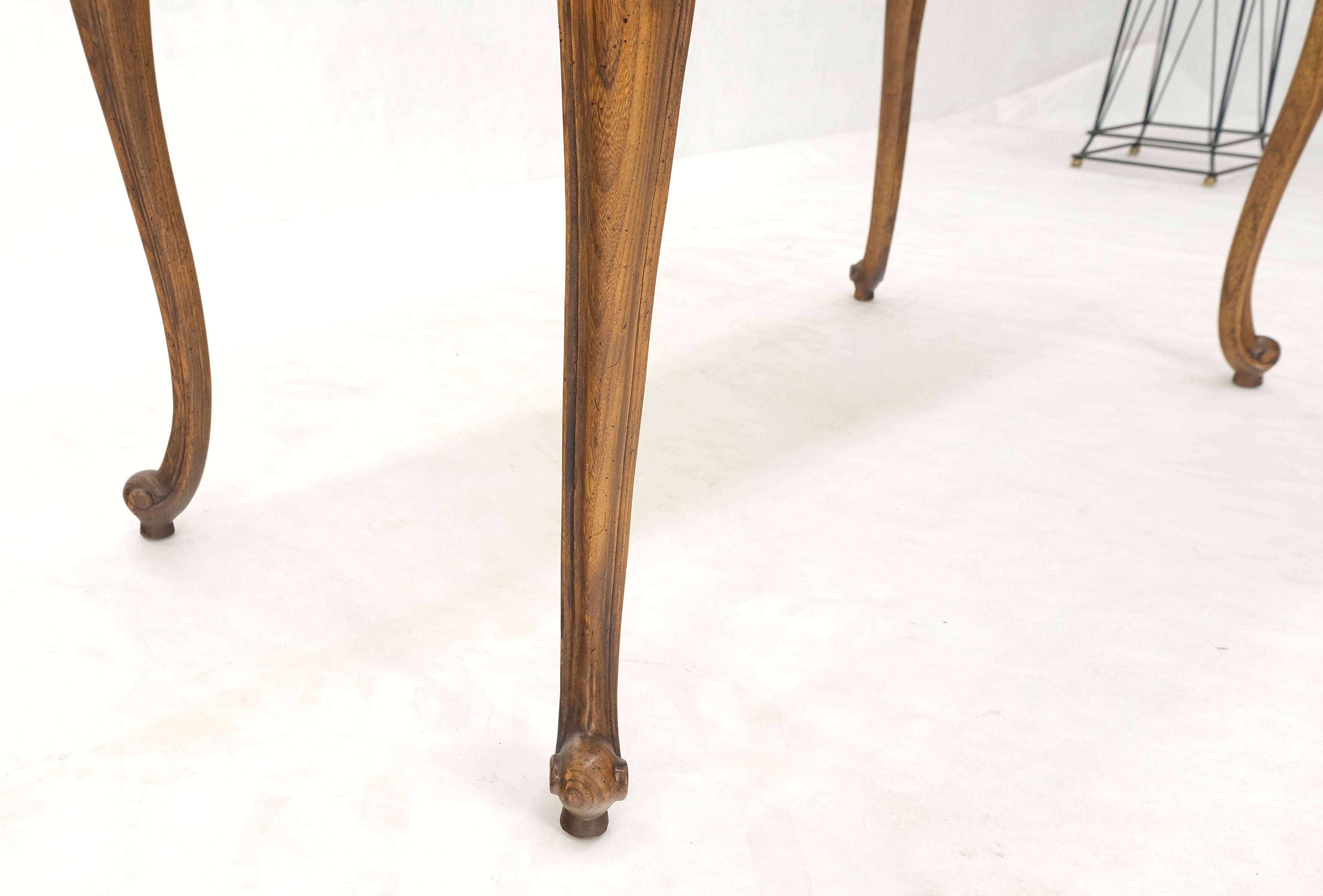Piccola console da scrivania in castagno con piano in pelle nera e un cassetto con gambe intagliate a cabriola in vendita 1