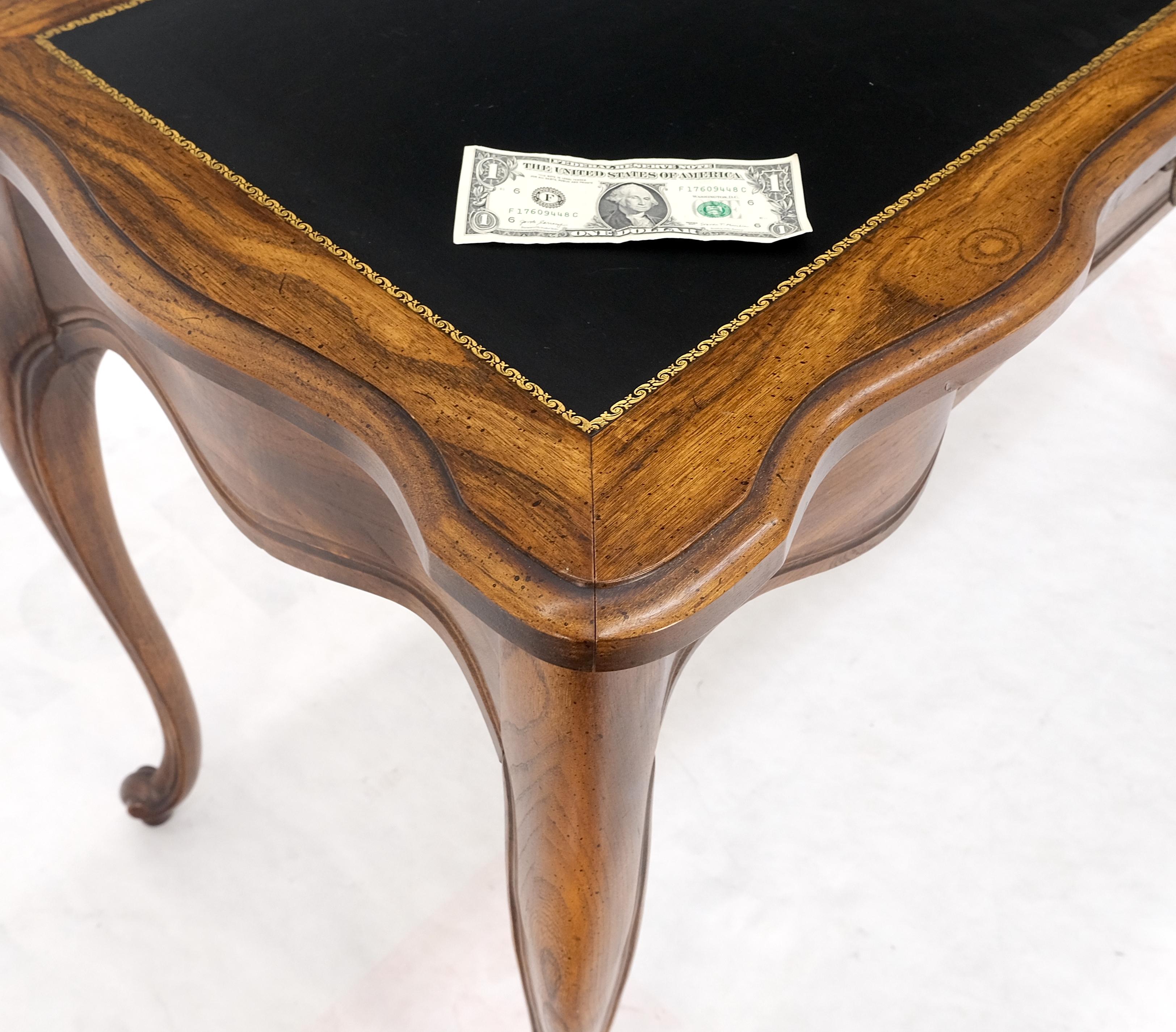 Piccola console da scrivania in castagno con piano in pelle nera e un cassetto con gambe intagliate a cabriola in vendita 4