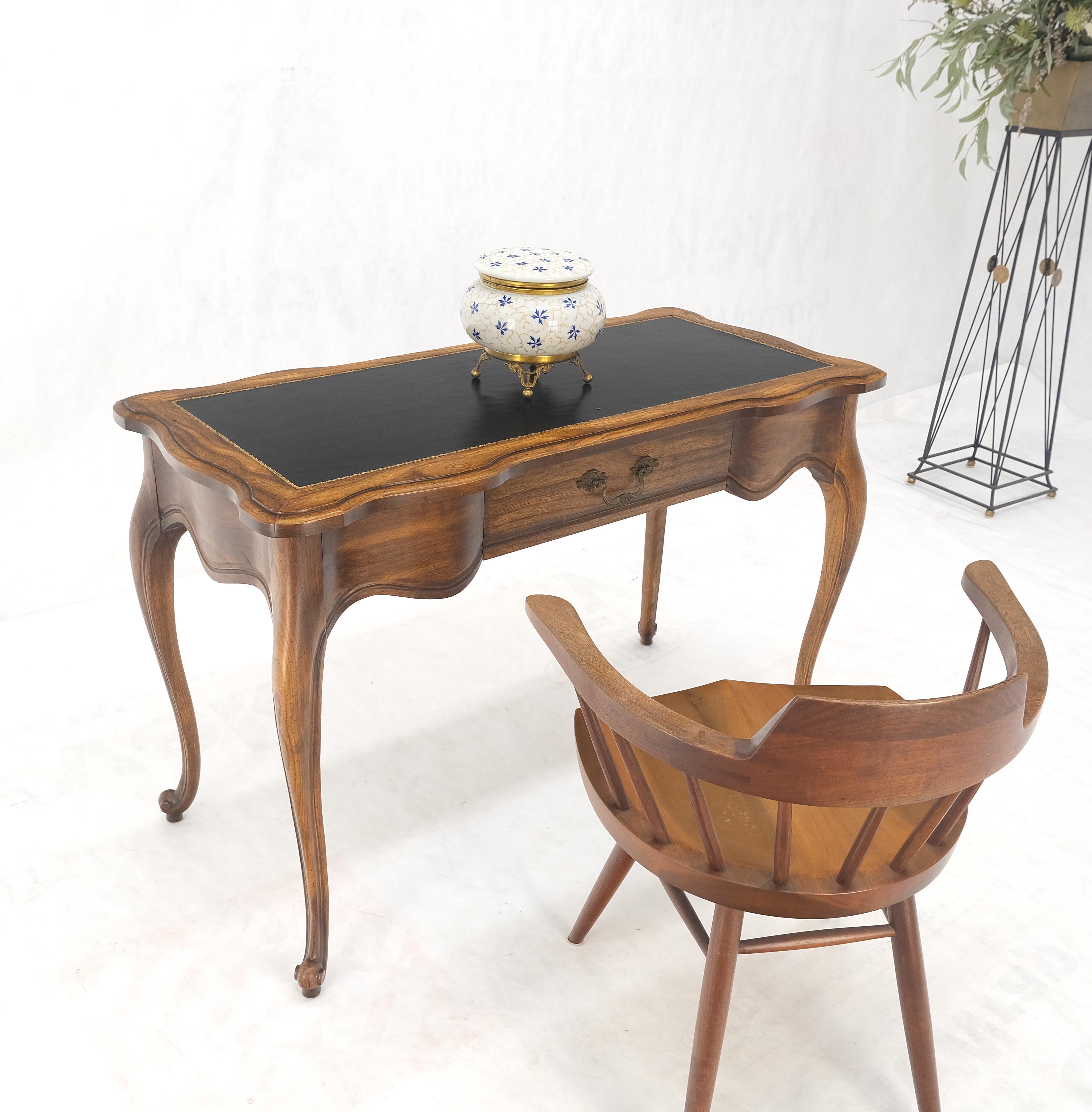 Pelle Piccola console da scrivania in castagno con piano in pelle nera e un cassetto con gambe intagliate a cabriola in vendita