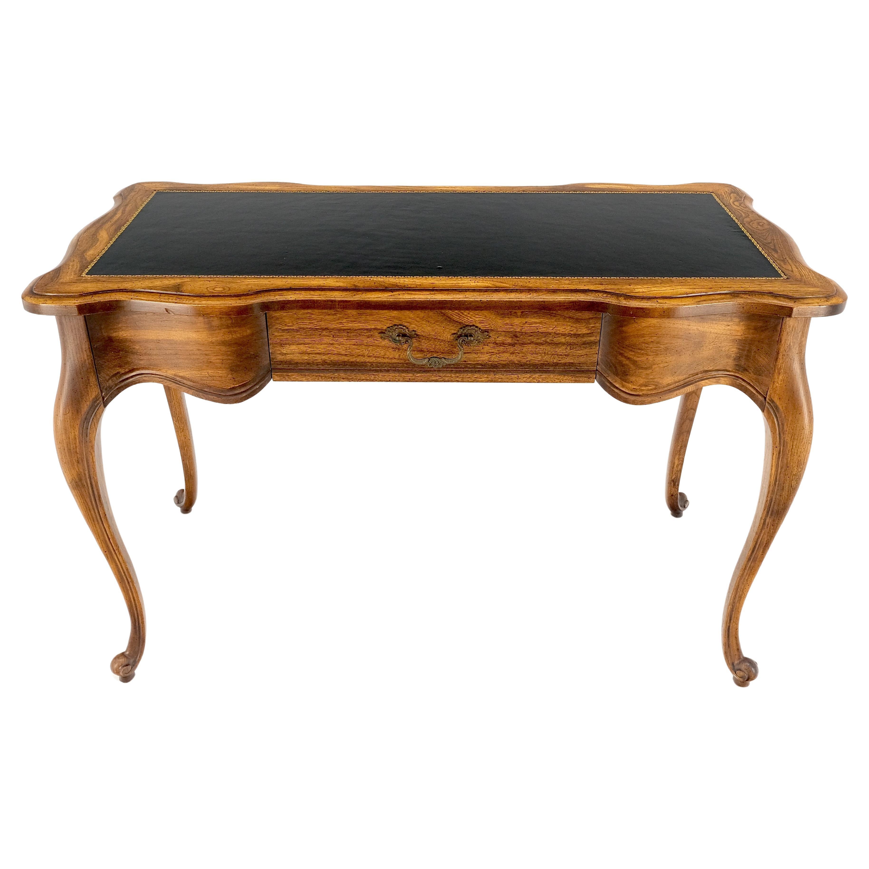 Petite console de bureau en châtaignier avec dessus en cuir noir et un tiroir, pied cabriole sculpté 