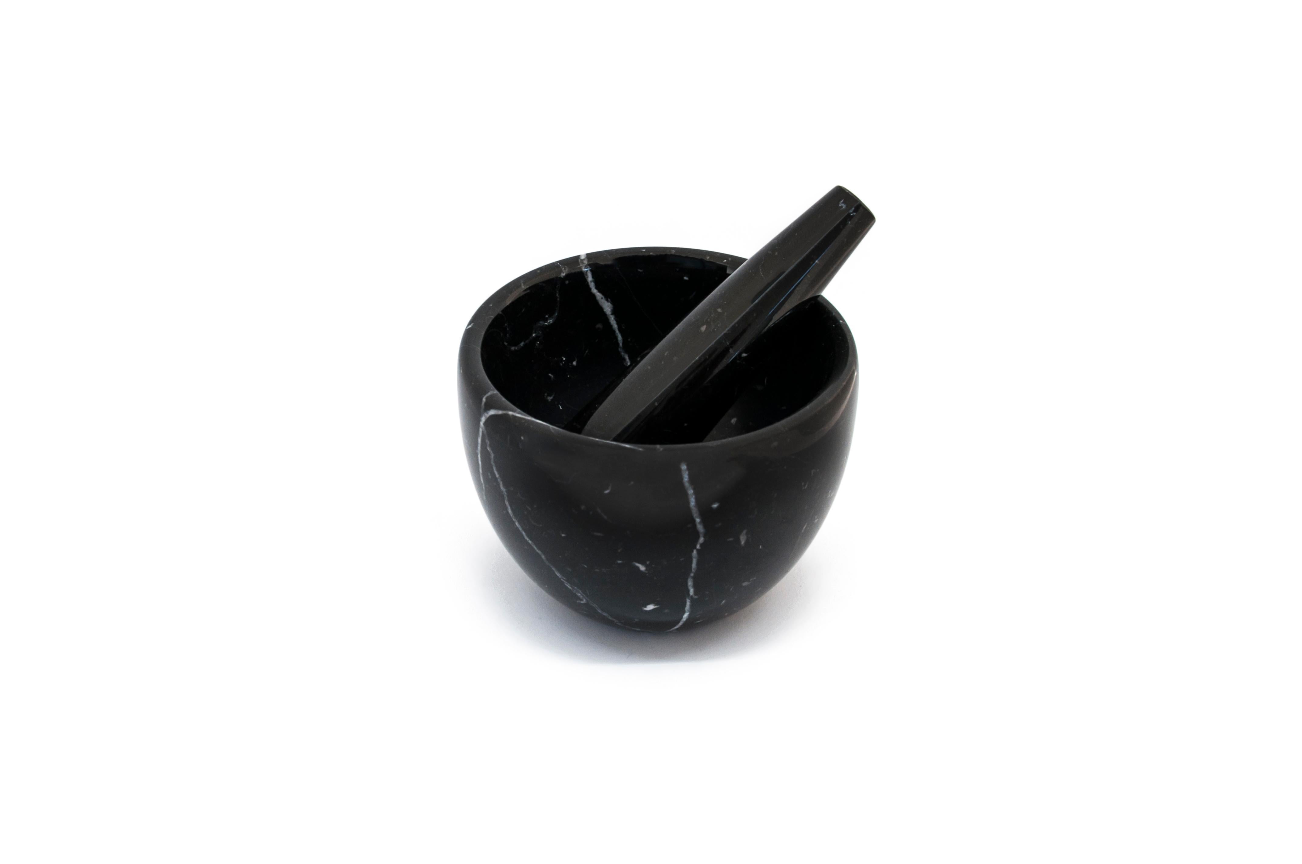 Mortar und Stößel aus schwarzem Marquina-Marmor, handgefertigt (Handgefertigt) im Angebot