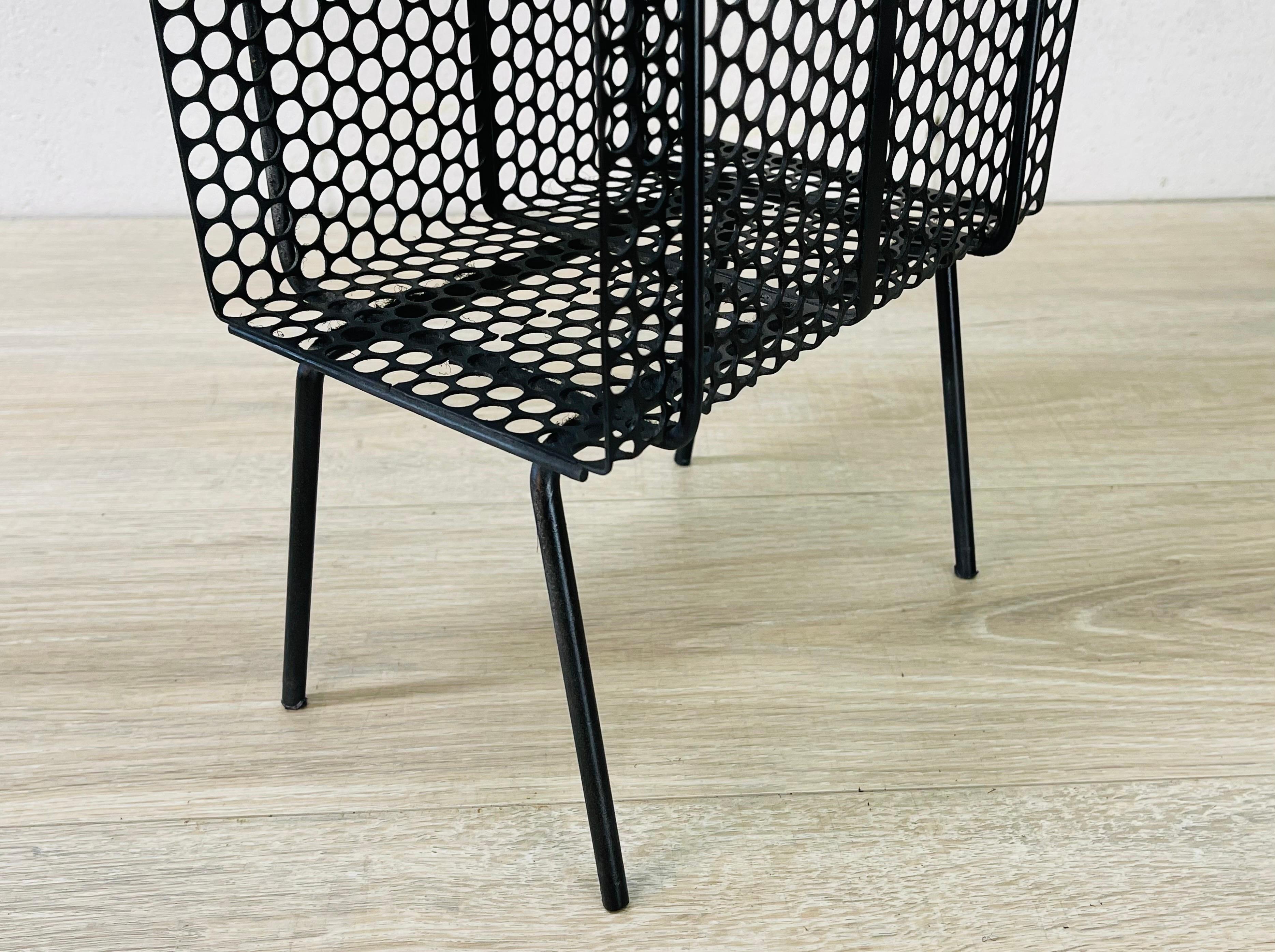 Small Black Metal Mesh Side Table In Good Condition For Sale In Amherst, NH