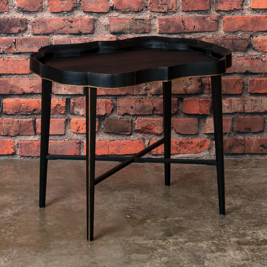 Petite table à plateau suédoise peinte en noir en vente 2