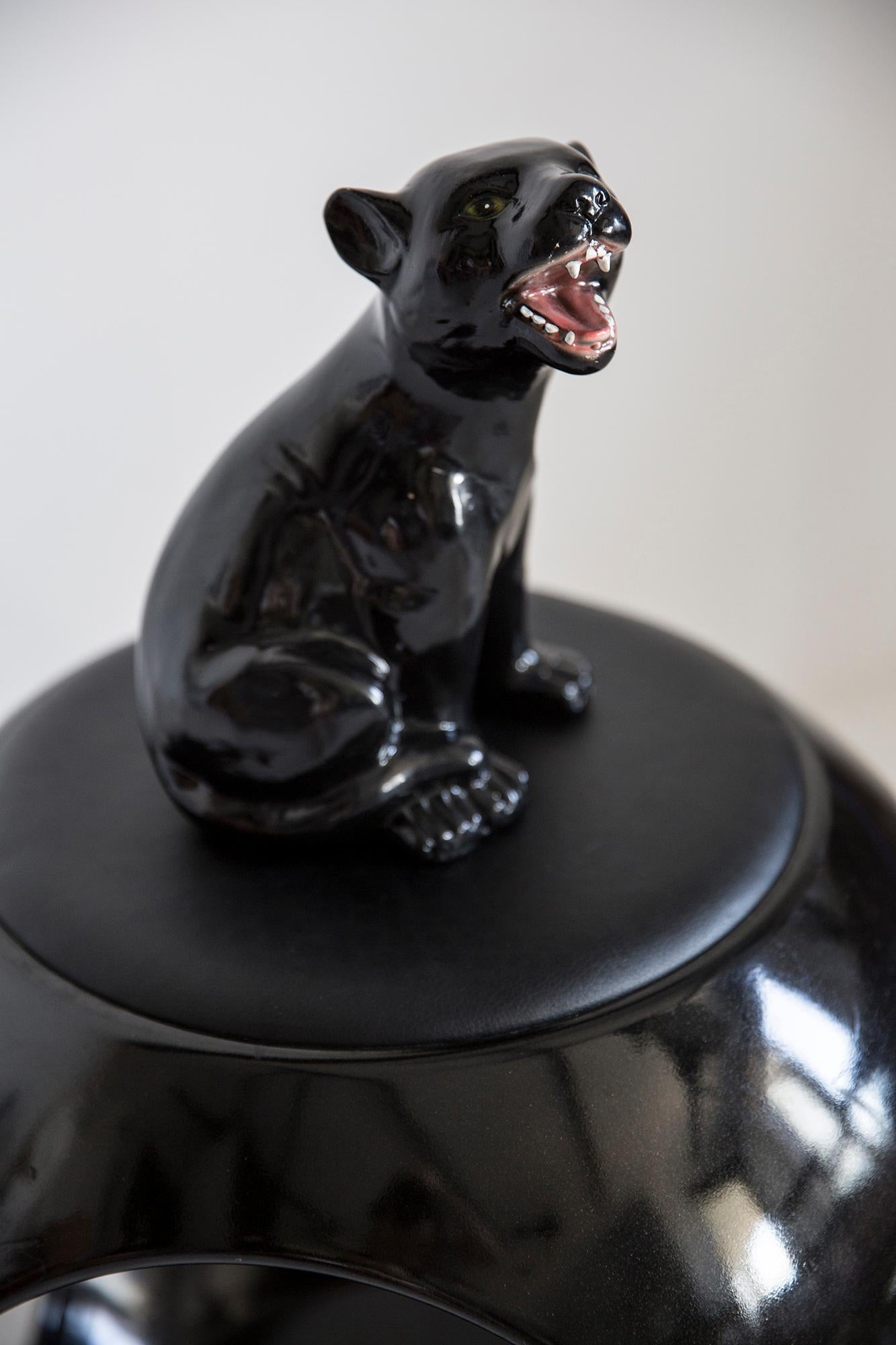 20ième siècle Petite sculpture de panthère noire en céramique, Italie, années 1960.  en vente