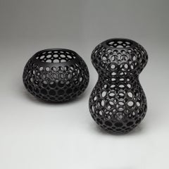 Petite sculpture ou chandelier de table noir percé en forme de large goutte d'eau