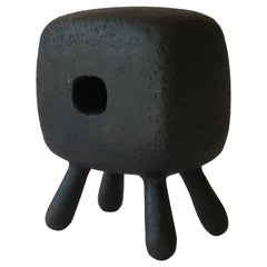 Petite sculpture rectangulaire en céramique noire avec ouverture centrale sur 4 pieds