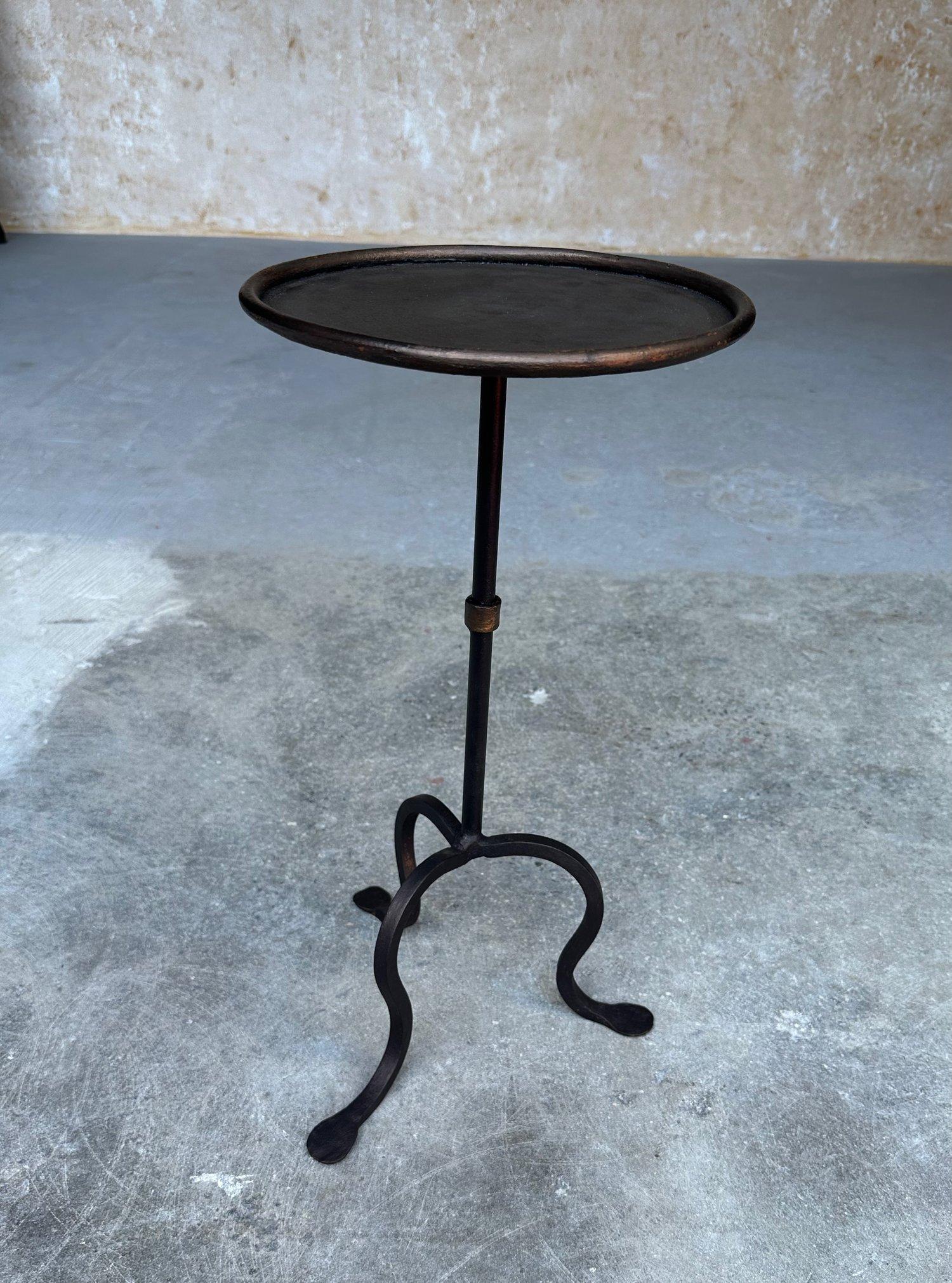Cette jolie table à boissons en fer espagnol a été récemment fabriquée par des artisans européens utilisant des techniques traditionnelles de travail du fer. Inspiré de l'un de nos designs vintage préférés, il présente une finition noire appliquée à