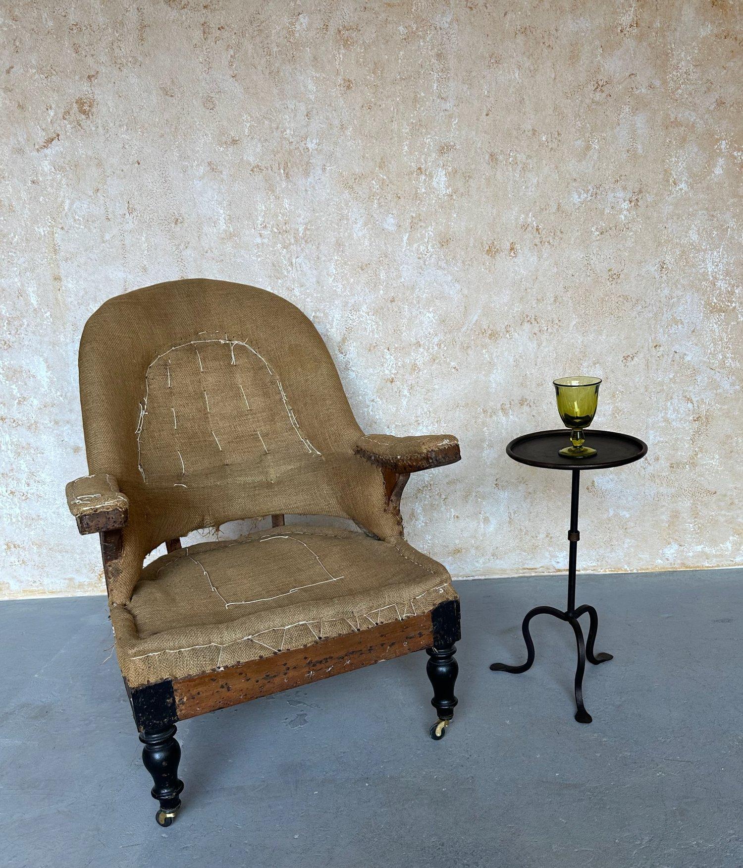 Mid-Century Modern Petite table à boissons espagnole noire avec rehauts dorés en vente