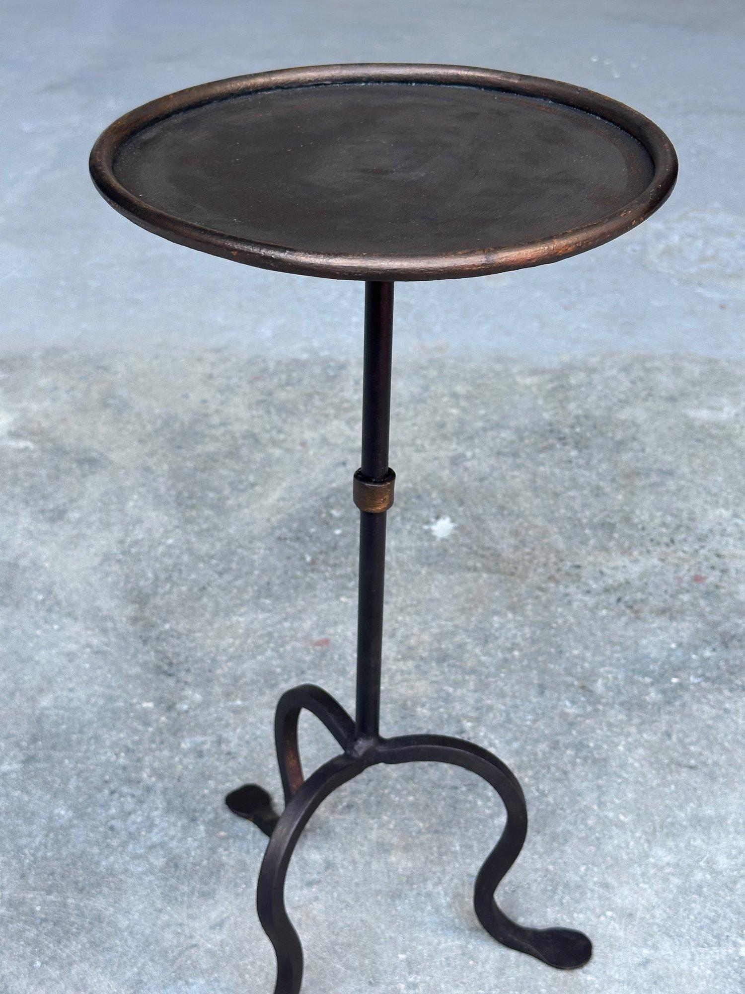 Fer Petite table à boissons espagnole noire avec rehauts dorés en vente