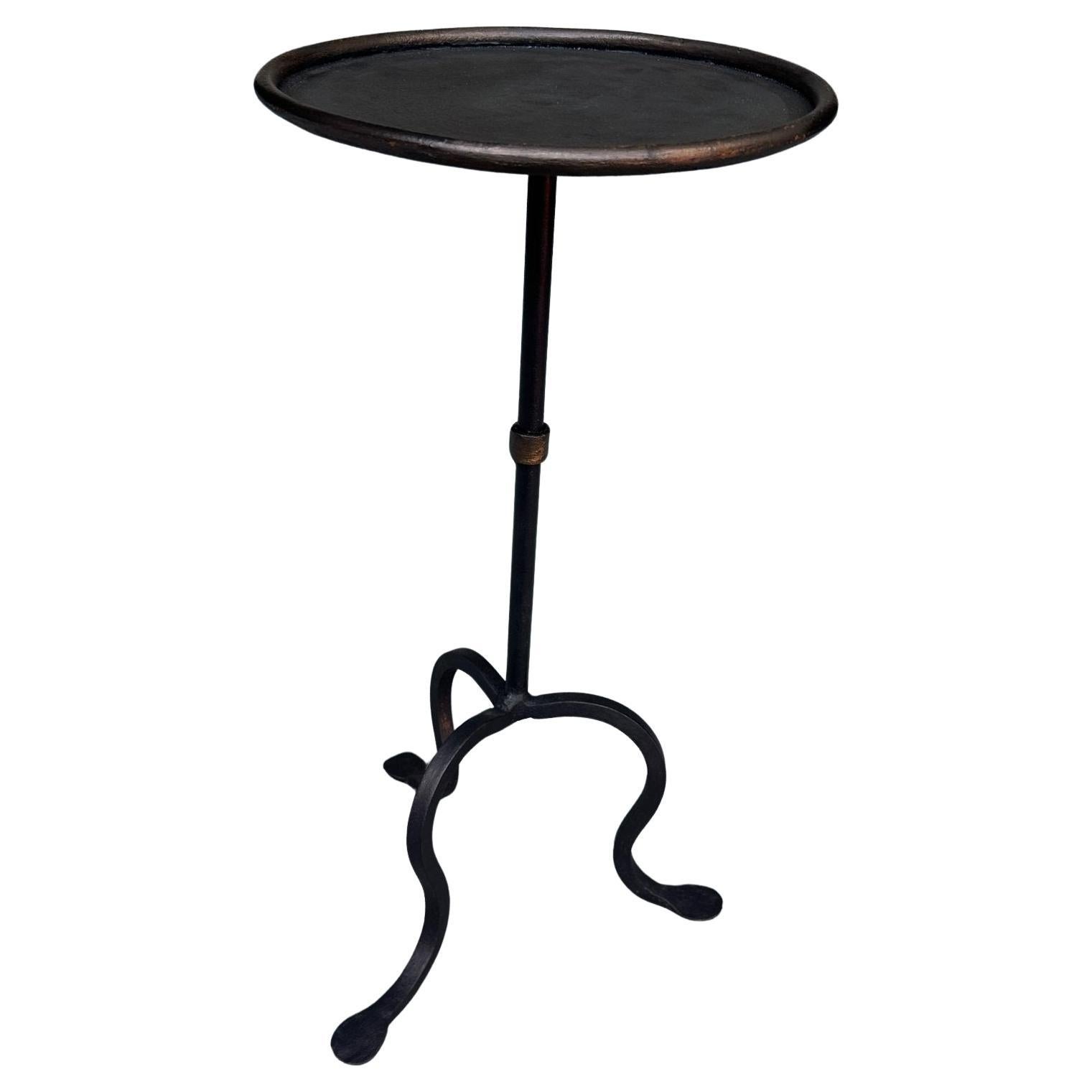 Petite table à boissons espagnole noire avec rehauts dorés en vente