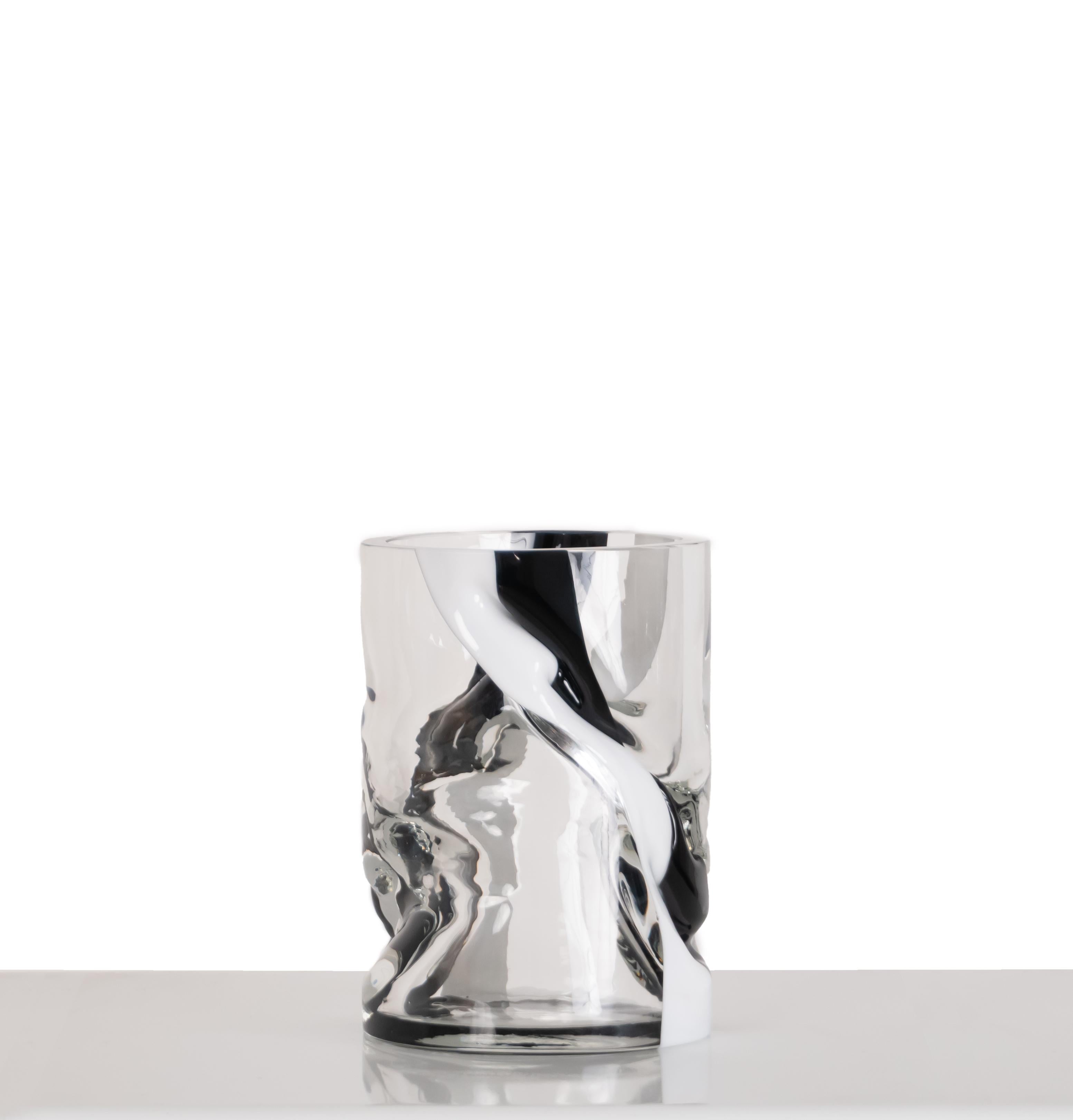 Kleine mundgeblasene Vase aus schwarzem und weißem Crushed-Glas von Avram Rusu Studio im Angebot 4