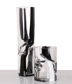 Petit vase en verre pilé : Verre soufflé à la main noir et blanc par AVRAM RUSU STUDIO