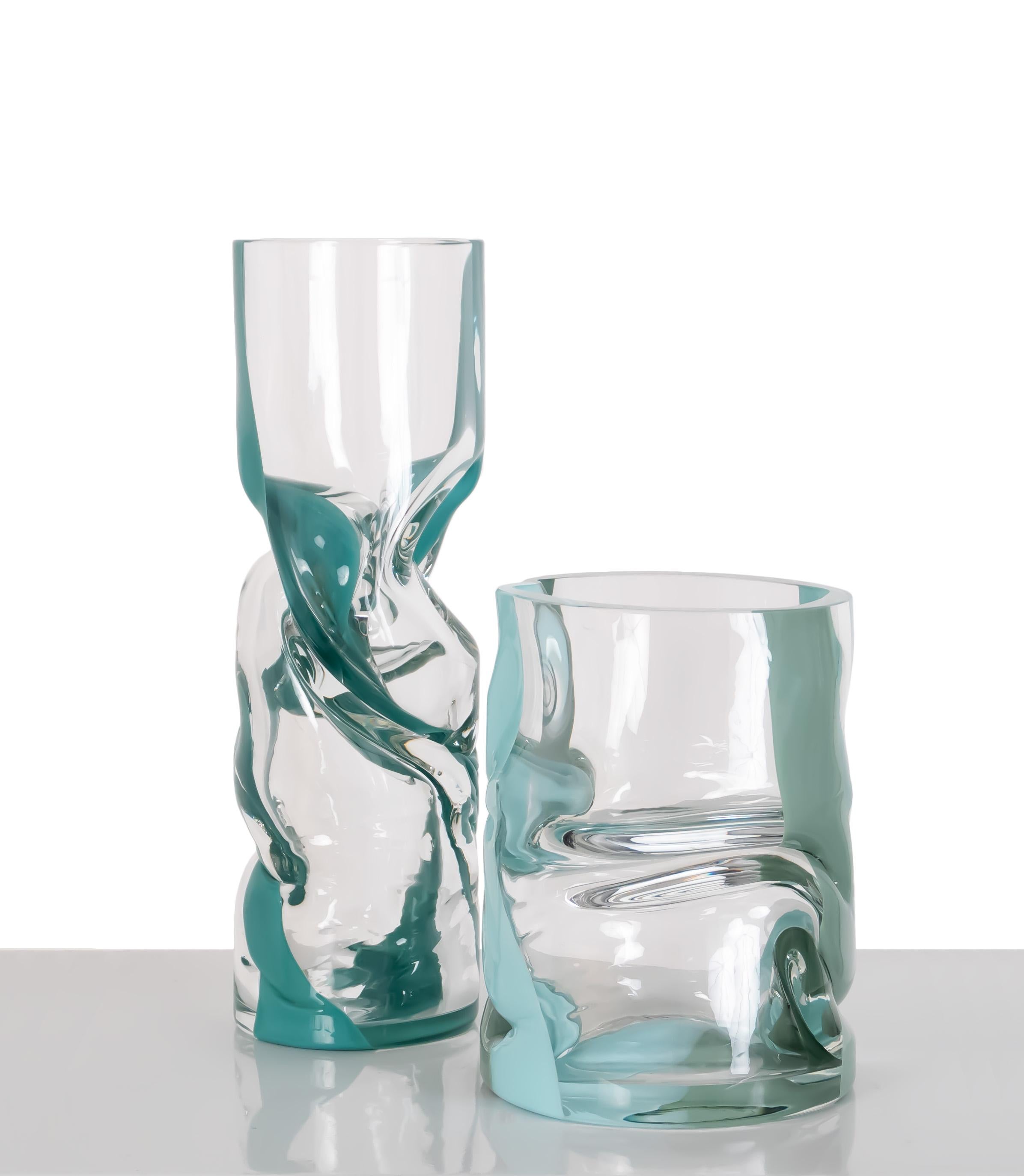 Kleine mundgeblasene Vase aus schwarzem und weißem Crushed-Glas von Avram Rusu Studio im Angebot 1