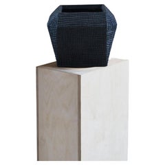 Petit récipient géométrique en bois et papier noir composite de Studio Laurence