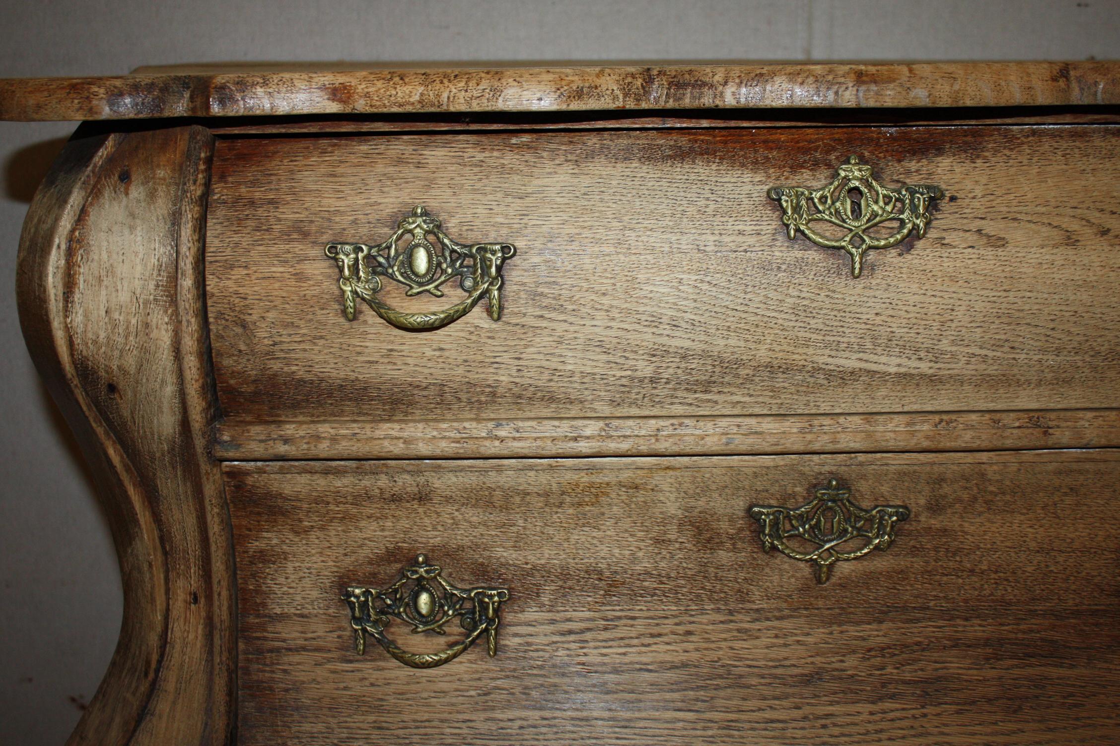 Small Bleached Oak Bombe Chest In Good Condition For Sale In Fairhope, AL