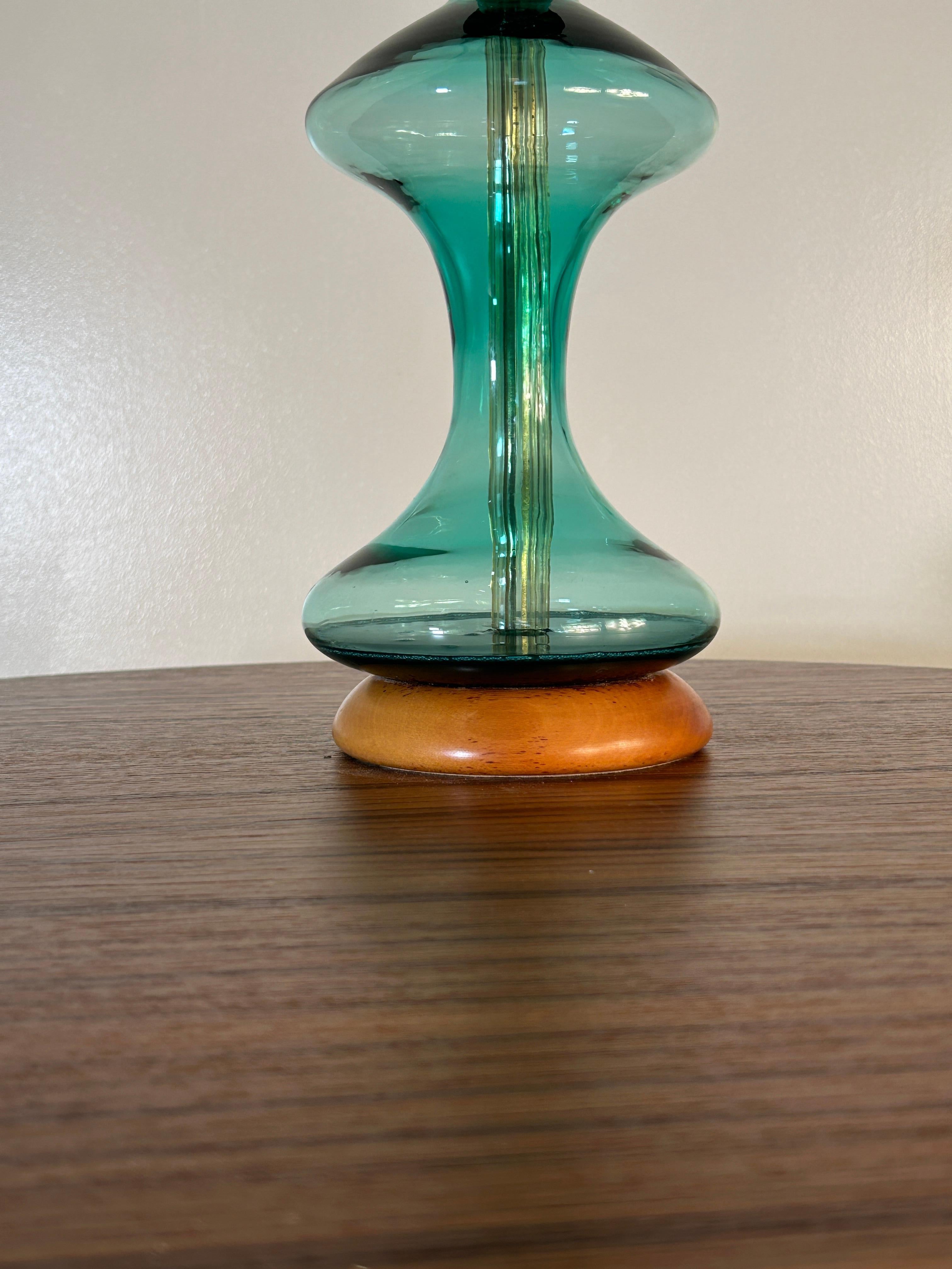 Lámpara Blenko pequeña con remate en verde mar en Excelente estado para la venta en South Charleston, WV