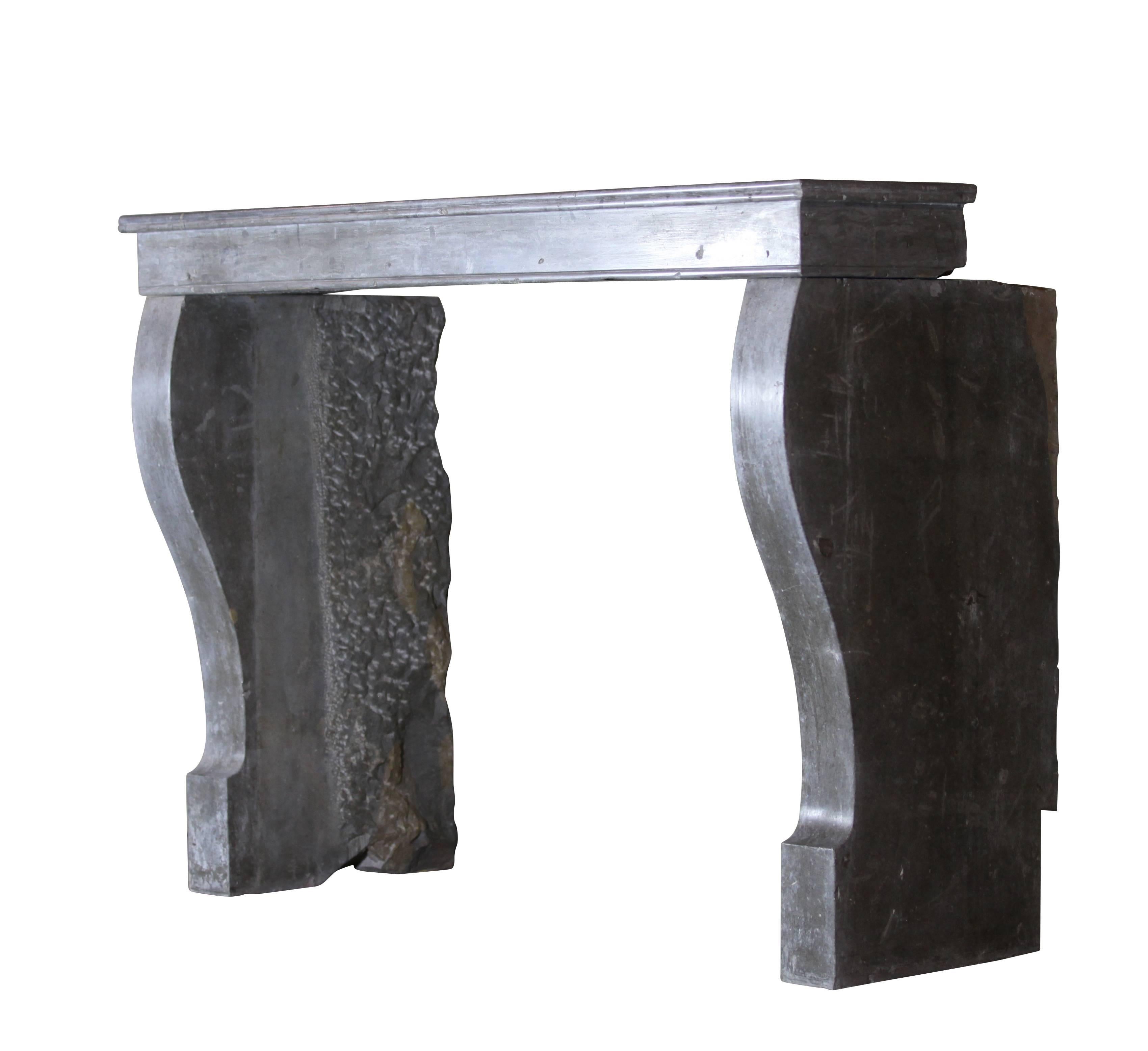 This Louis Philipe antique fireplace mantle is out of bicolor burgundy hard stone. It bears a nice patina and a straight fronton. A nice decorative element for a timely interior and small firebox
Measures:
133 cm EW 52,36