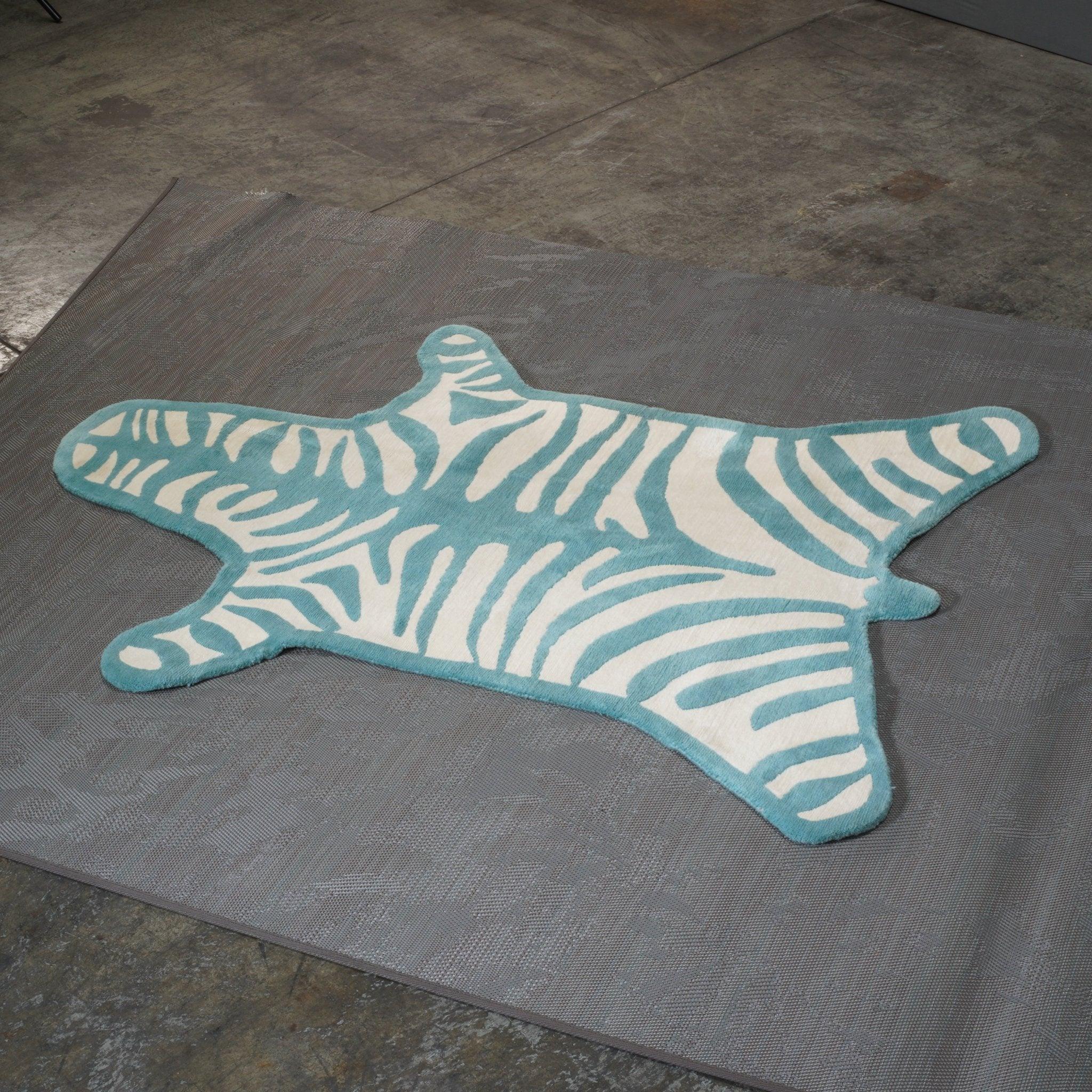 Pequeña alfombra de cebra azul y blanca a medida en venta 3