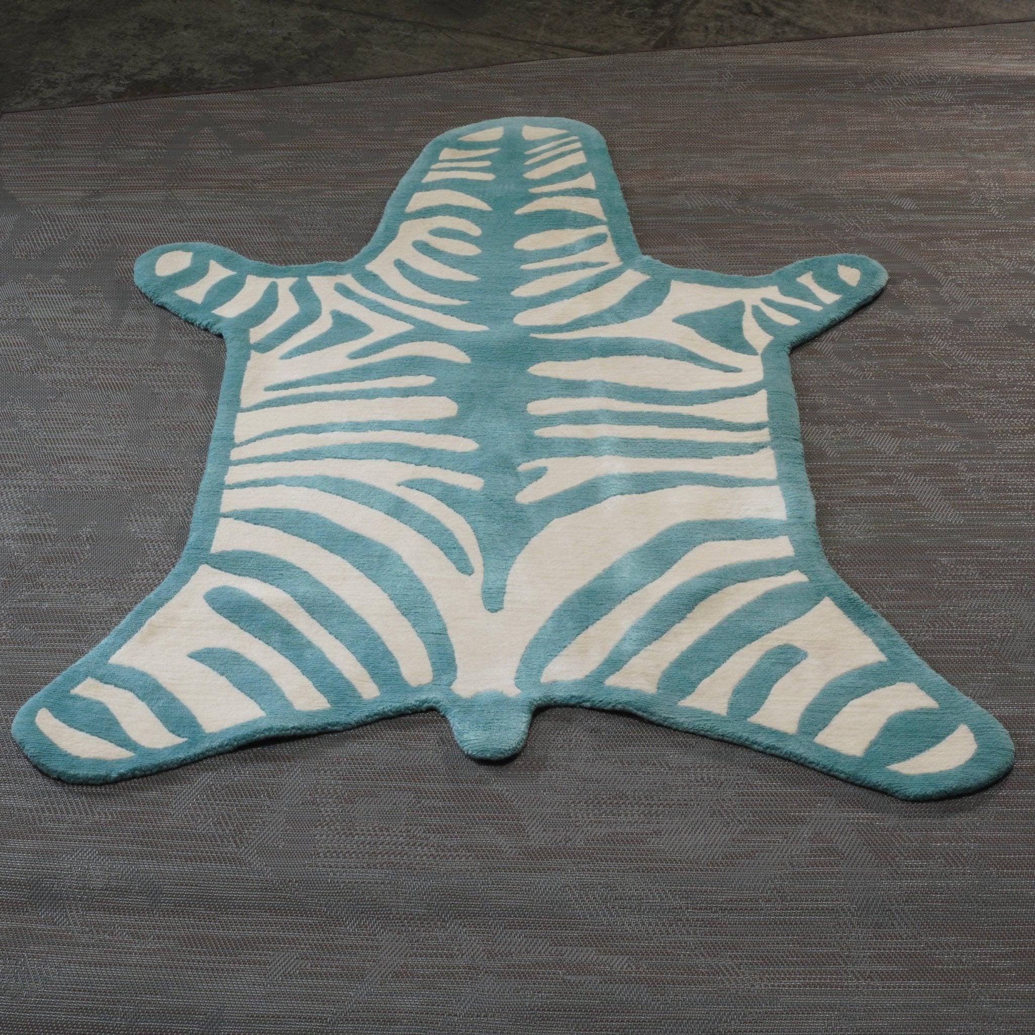 La Alfombra Pequeña Cebra Azul y Blanca añade un toque atrevido y exótico a cualquier habitación. Su llamativo estampado de cebra y sus materiales de alta calidad la convierten en una pieza de acento única y con estilo, perfecta para añadir un toque
