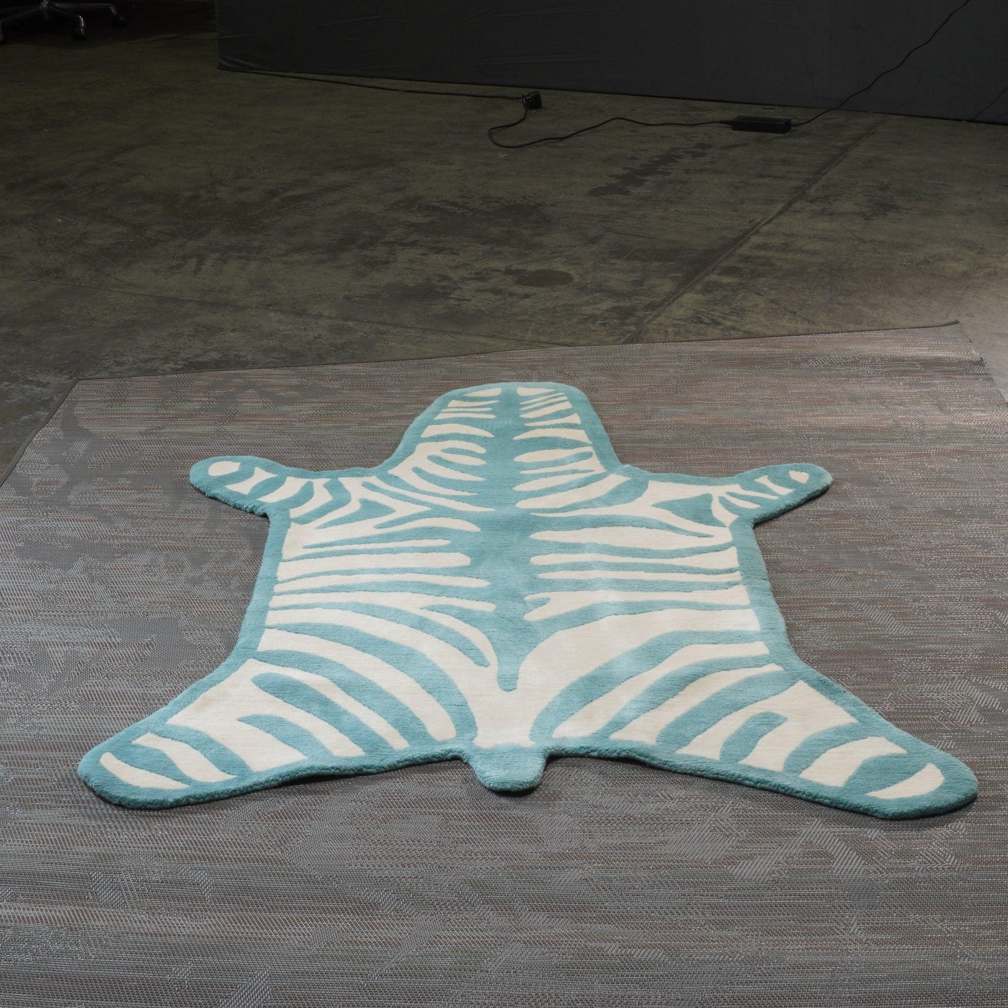 Pequeña alfombra de cebra azul y blanca a medida Moderno en venta