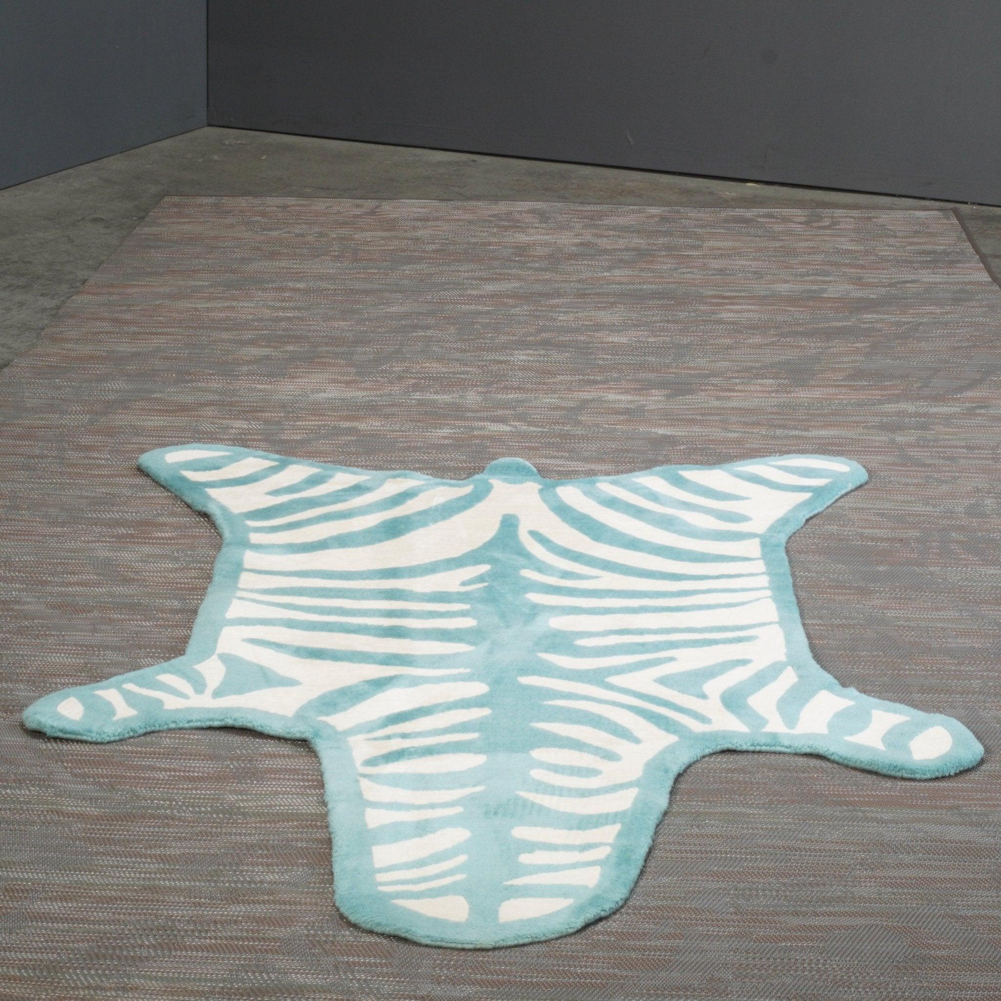 Pequeña alfombra de cebra azul y blanca a medida Siglo XXI y contemporáneo en venta