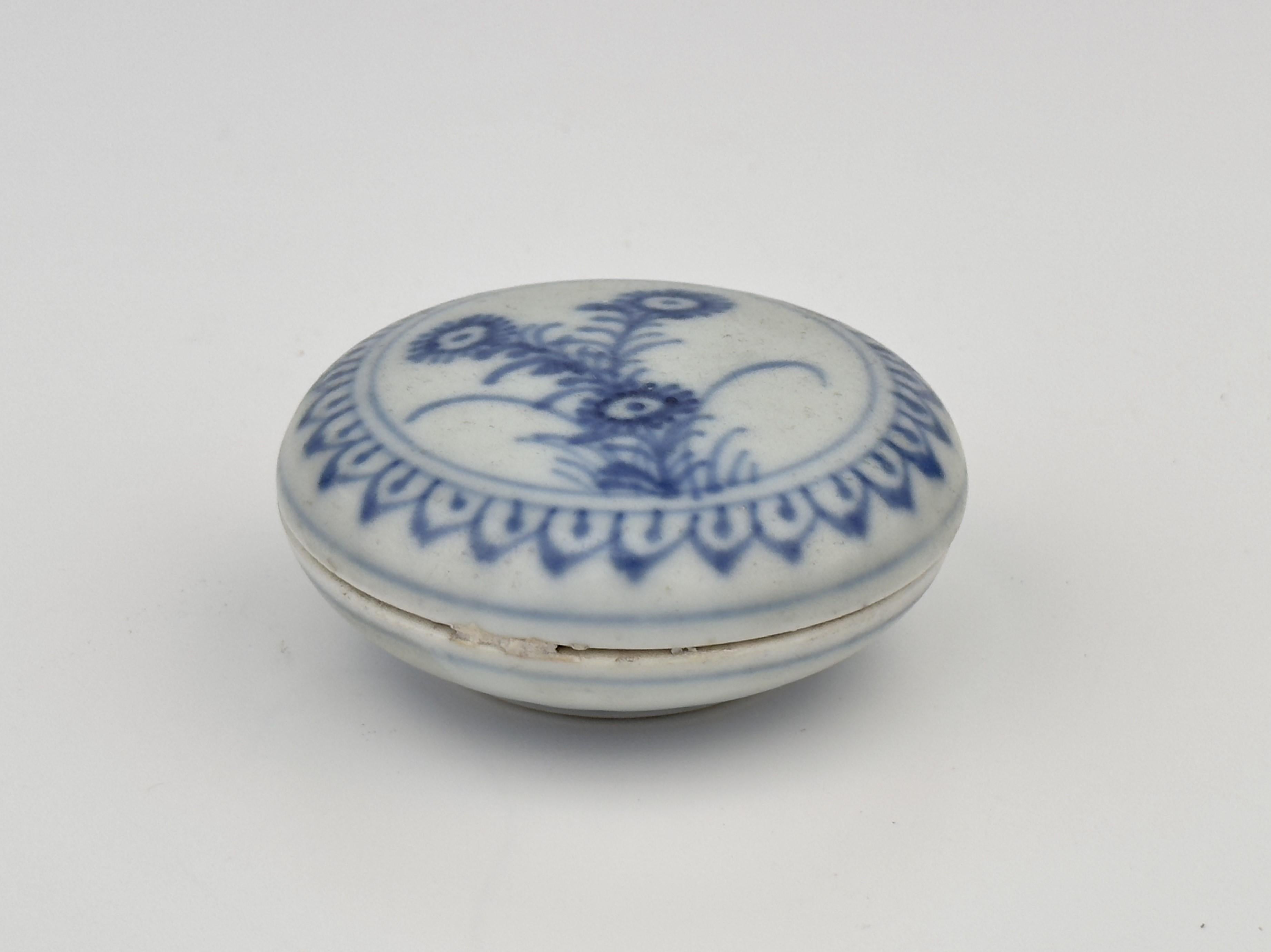 Circular form with flattened doomed cover, the covers with a medallion of simple stylised flowers, the bowls with stylised lappet borders.

Period : Qing Dynasty, Yongzheng Period
Production Date : C 1725
Made in : Jingdezhen
Destination :