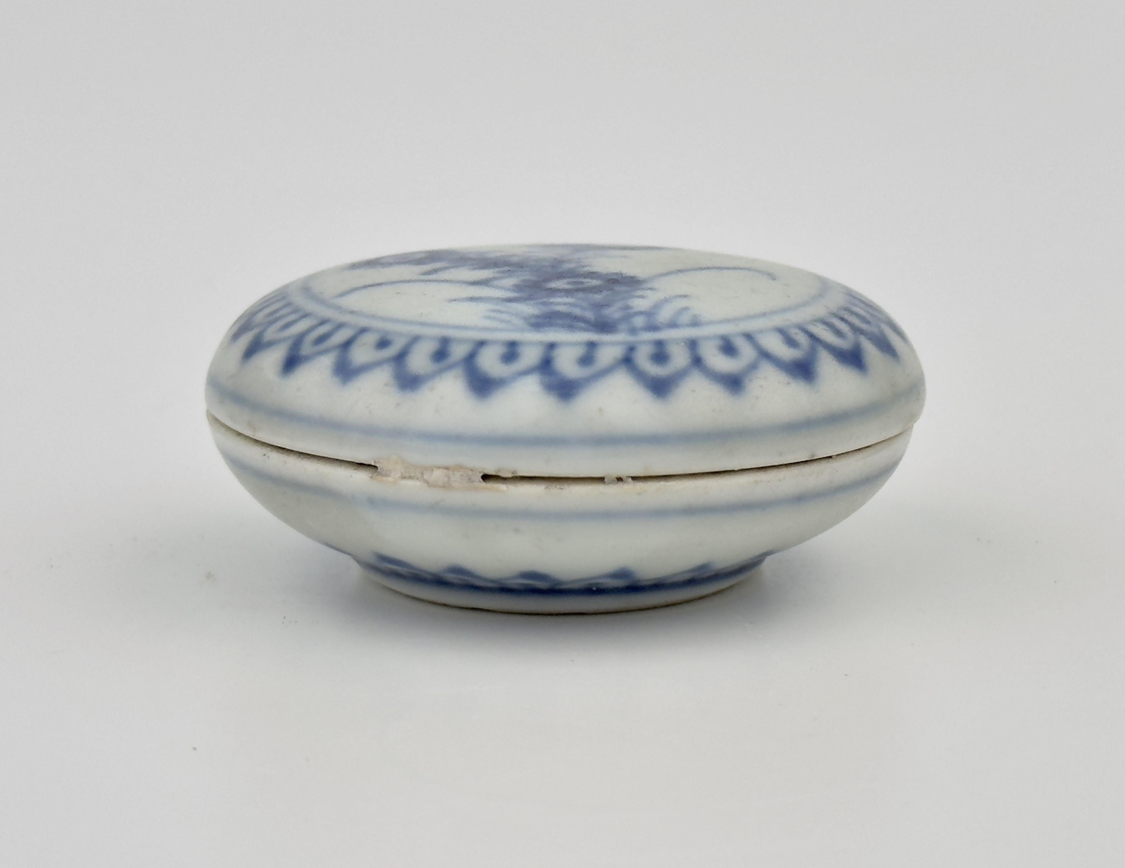 Chinois Petite boîte à cosmétiques bleue et blanche circa 1725, Dynastie Qing, époque Yongzheng en vente