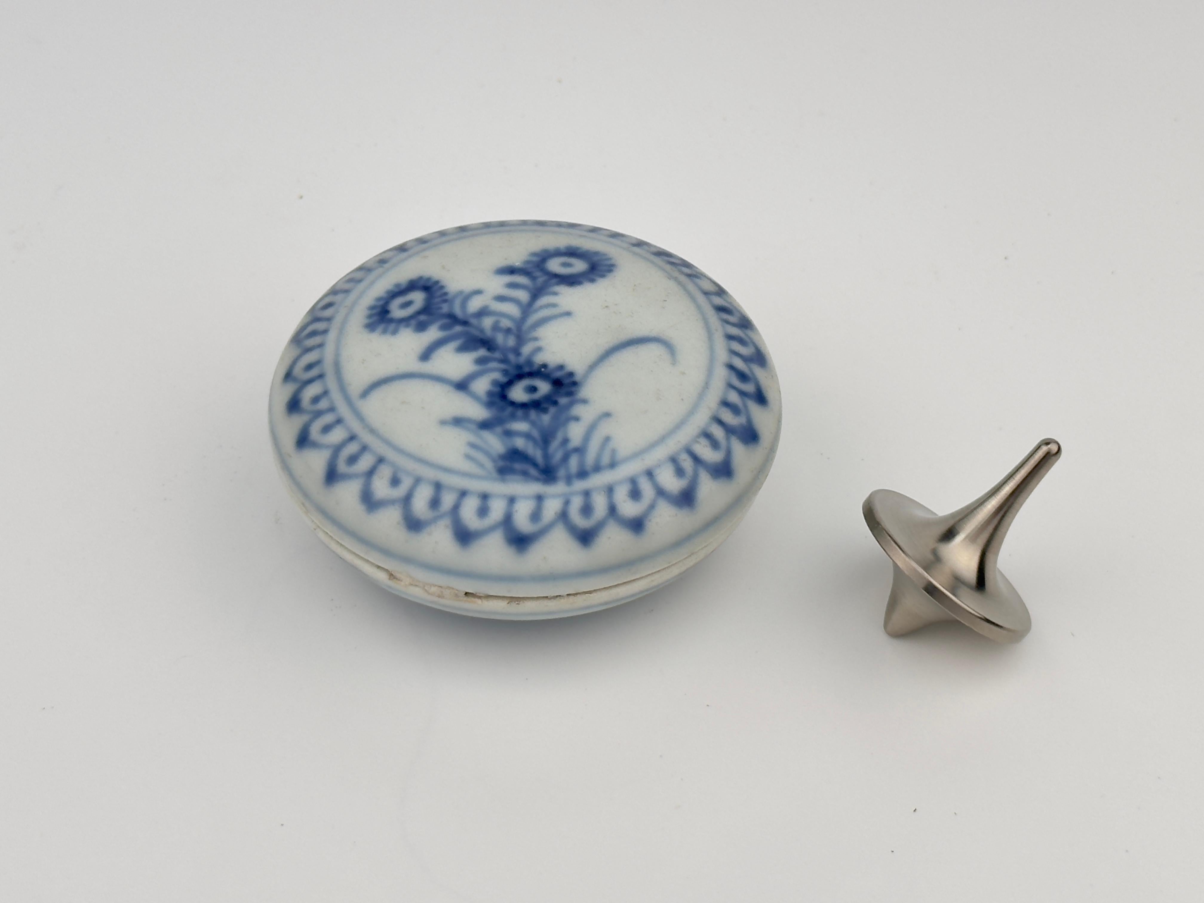 Glazed Small Blue and White Cosmetic Box circa 1725, Qing Dynasty, Yongzheng Era For Sale