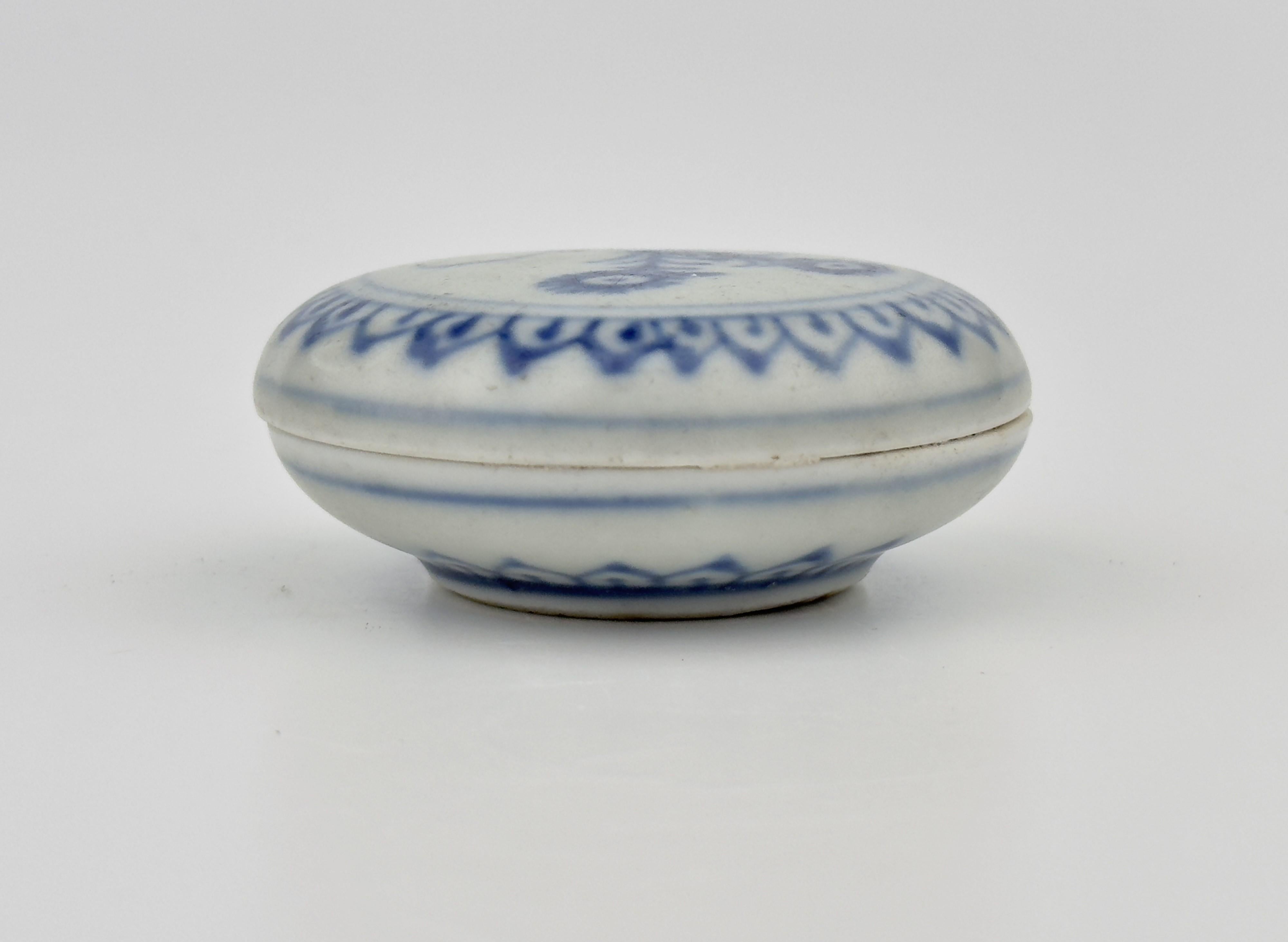 Small Blue and White Cosmetic Box circa 1725, Qing Dynasty, Yongzheng Era In Good Condition For Sale In seoul, KR