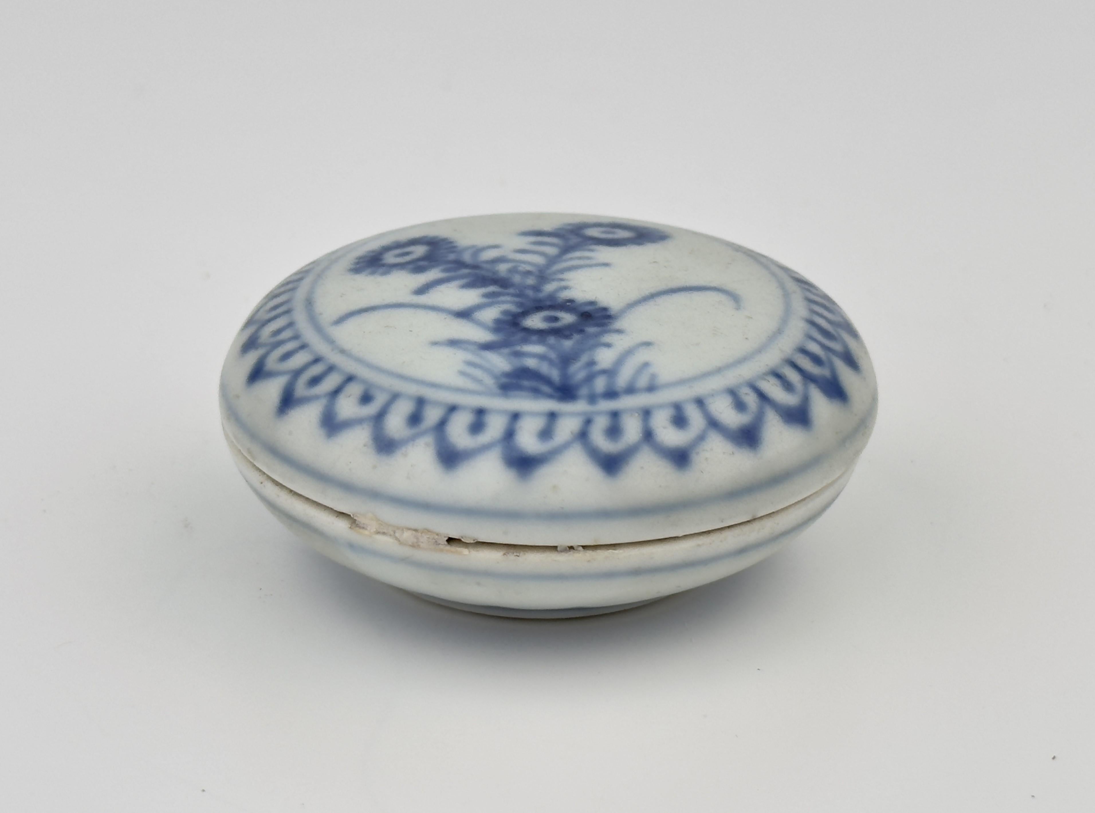 Début du XVIIIe siècle Petite boîte à cosmétiques bleue et blanche circa 1725, Dynastie Qing, époque Yongzheng en vente