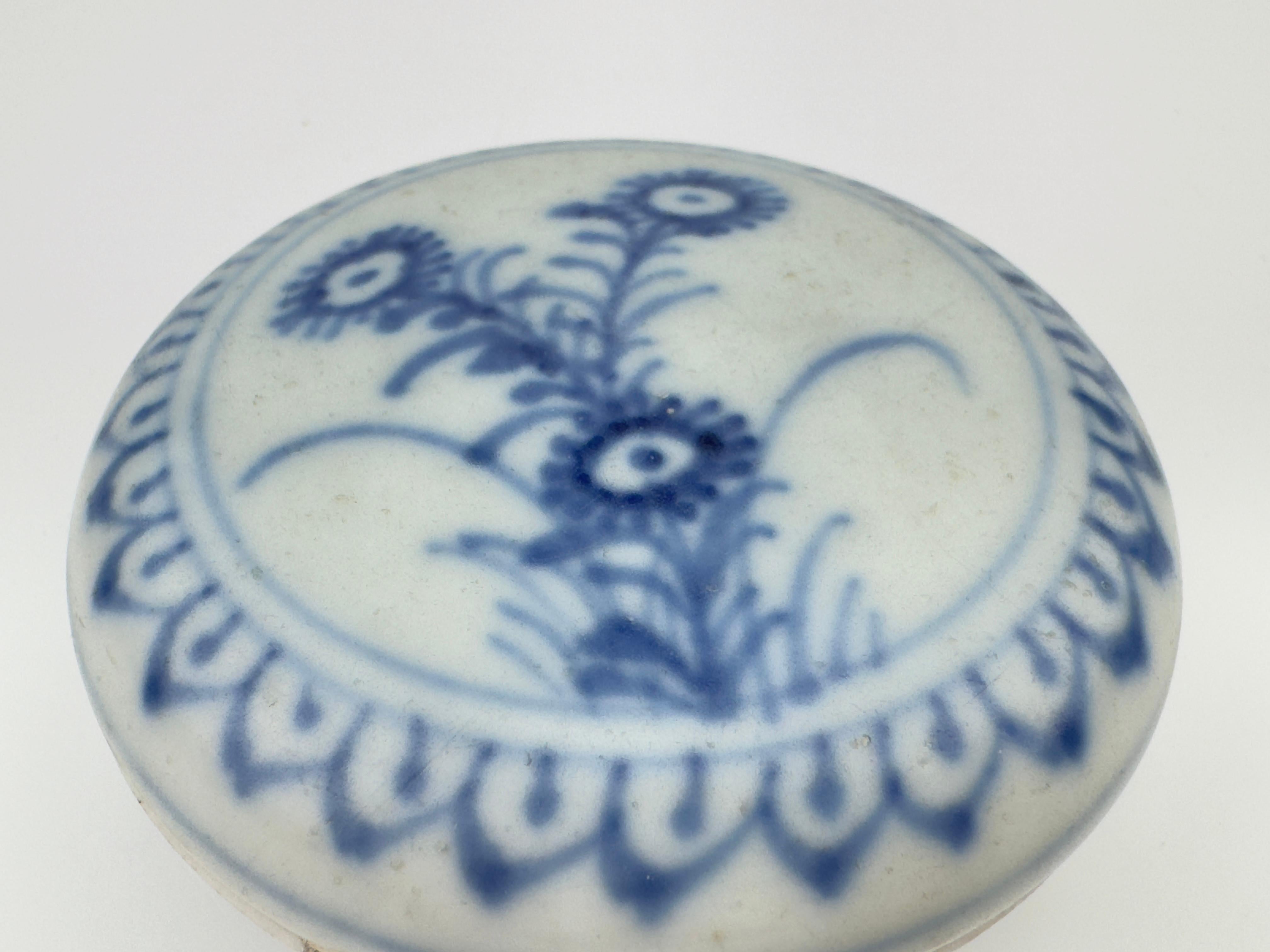 Céramique Petite boîte à cosmétiques bleue et blanche circa 1725, Dynastie Qing, époque Yongzheng en vente