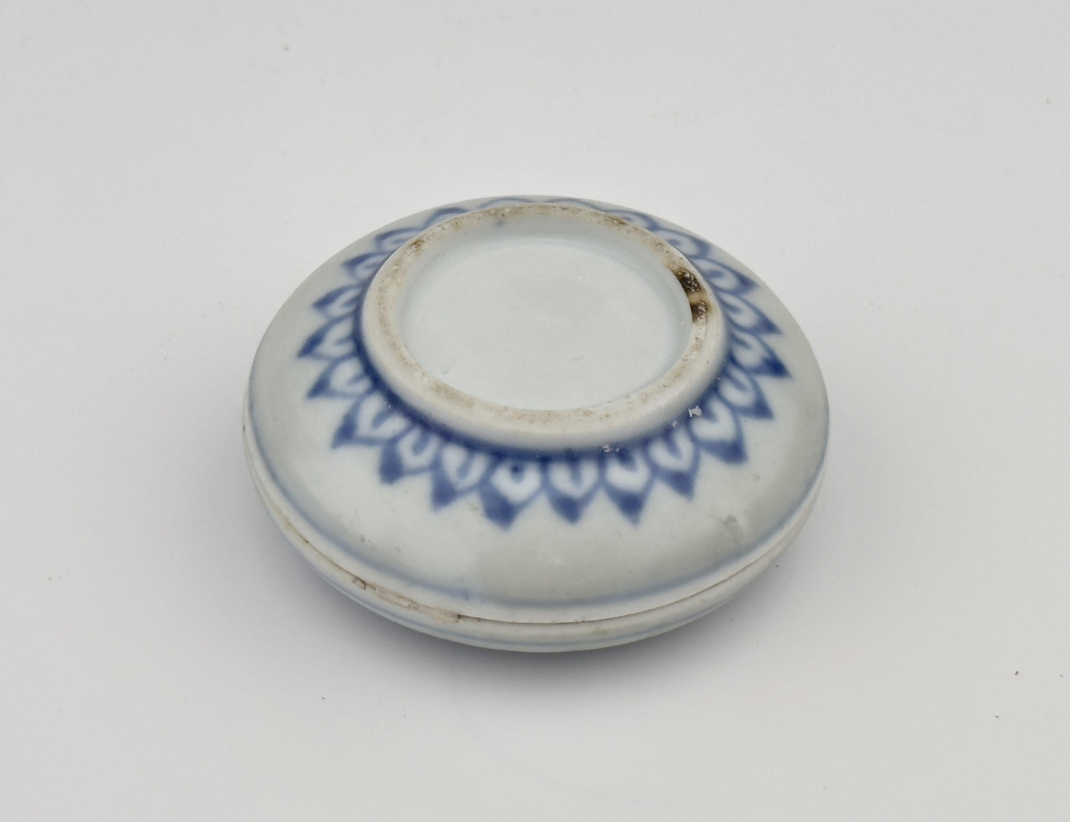Petite boîte à cosmétiques bleue et blanche circa 1725, Dynastie Qing, époque Yongzheng en vente 1