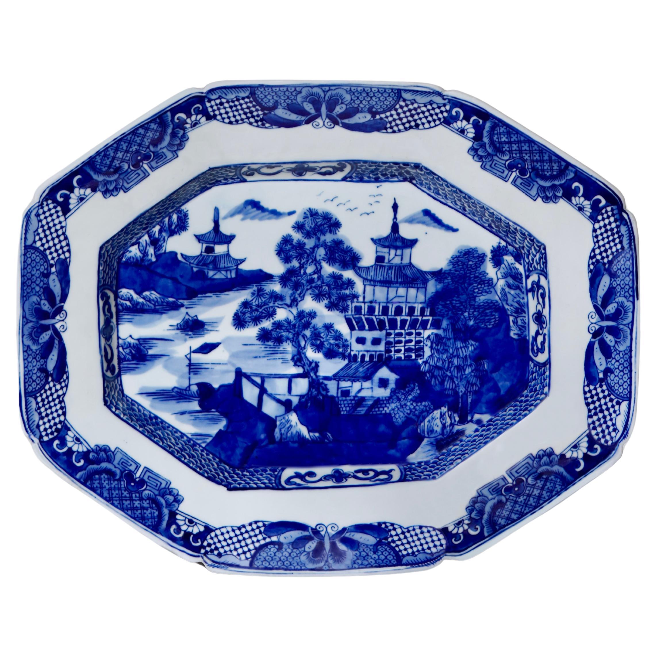 Petit plat octogonal en porcelaine de saule bleu et blanc