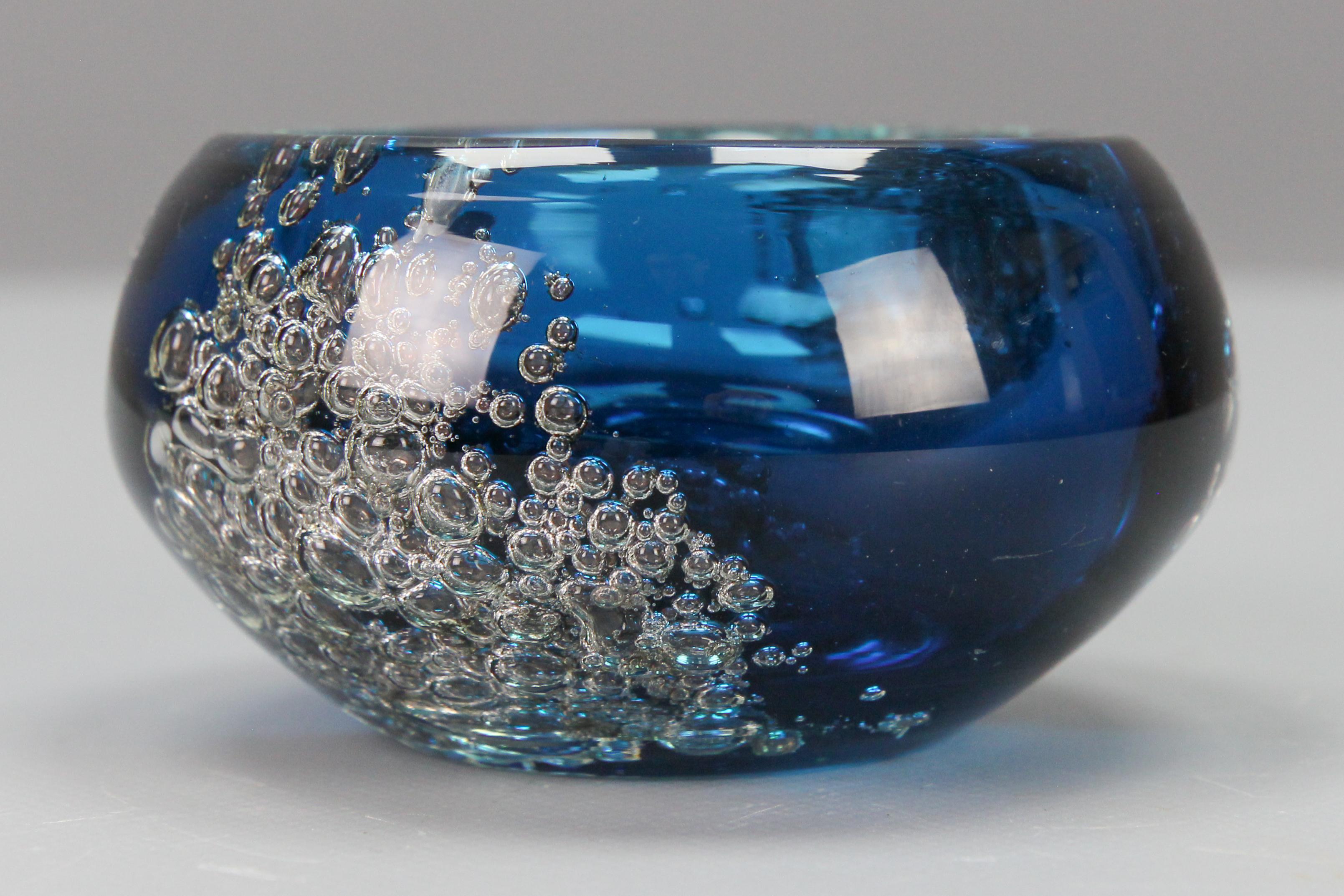 Small blue bubbled glass bowl by Zwiesel, Germany, 1970s.
An adorable and decorative blue glass bowl with a beautiful inclusion of bubbles. 
In good condition with slight signs of aging.
Dimensions: height: 6 cm / 2.36 in; diameter: 10 cm / 3.93 in.