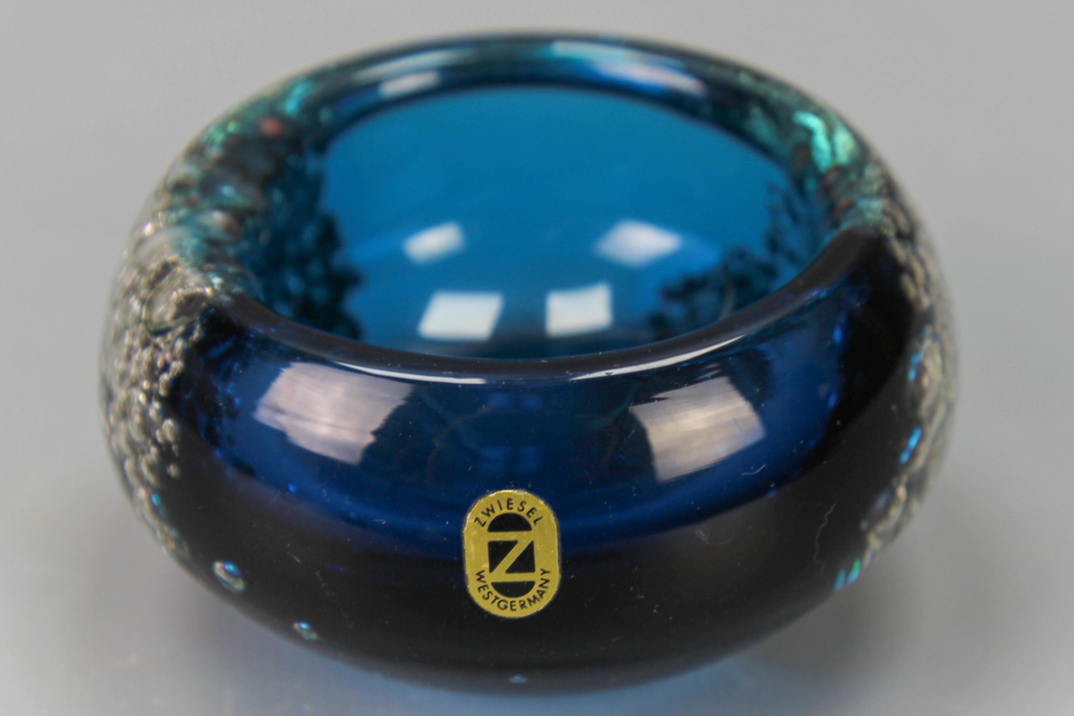 Fin du 20e siècle Petit bol en verre bullé bleu de Zwiesel, Allemagne en vente